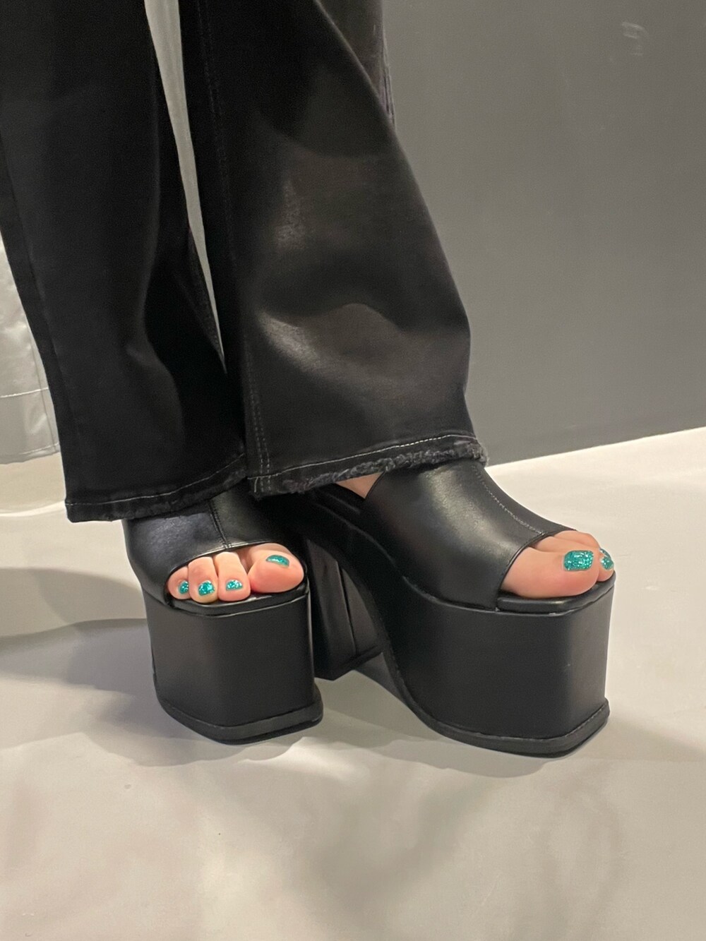 ブルー系のTシャツ/カットソー、ブラック系のデニムパンツ、ブラック系のサンダルを着用したレディースの夏コーディネートの8枚目の写真