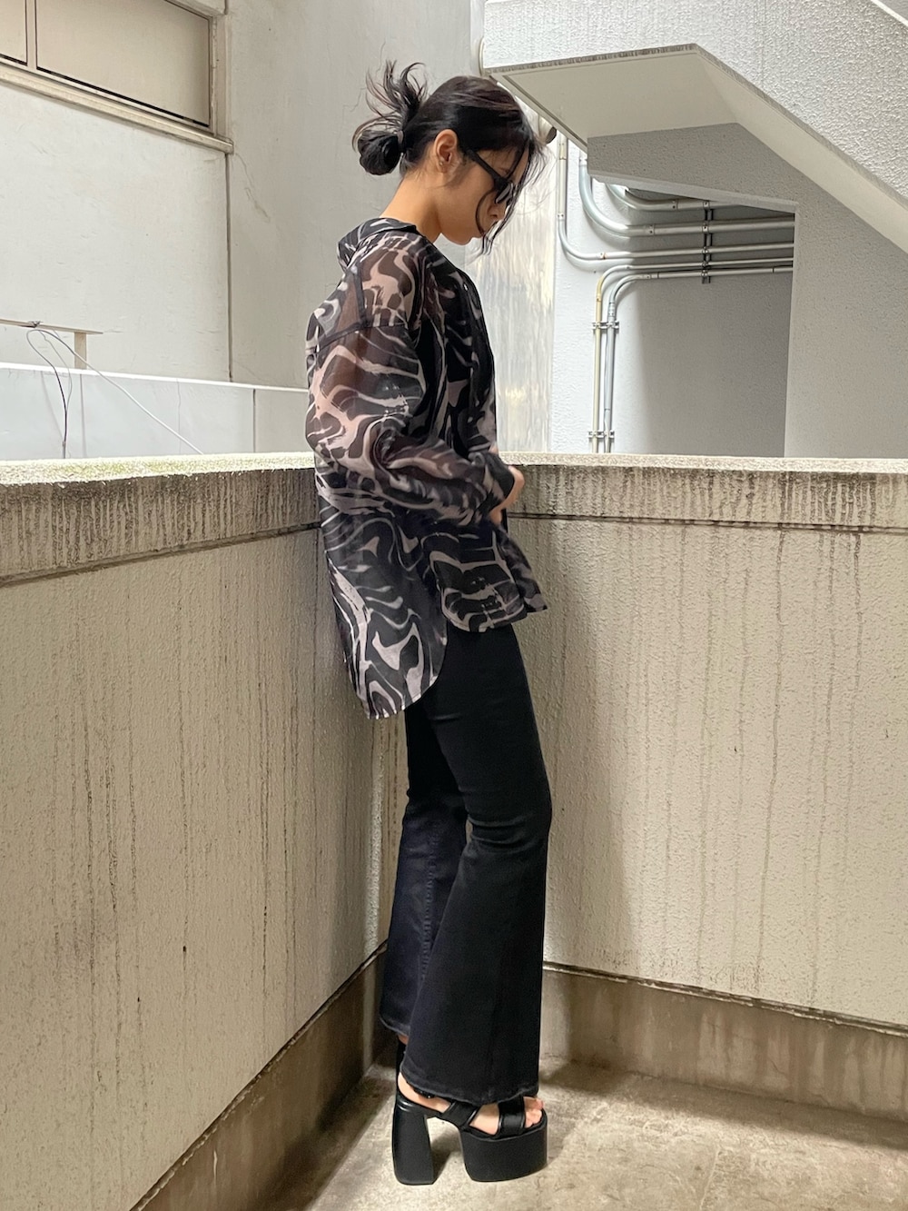 ベージュ系のシャツ/ブラウス、ブラック系のサロペット/オーバーオール、ブラック系のサンダルを着用したレディースの春コーディネートの2枚目の写真