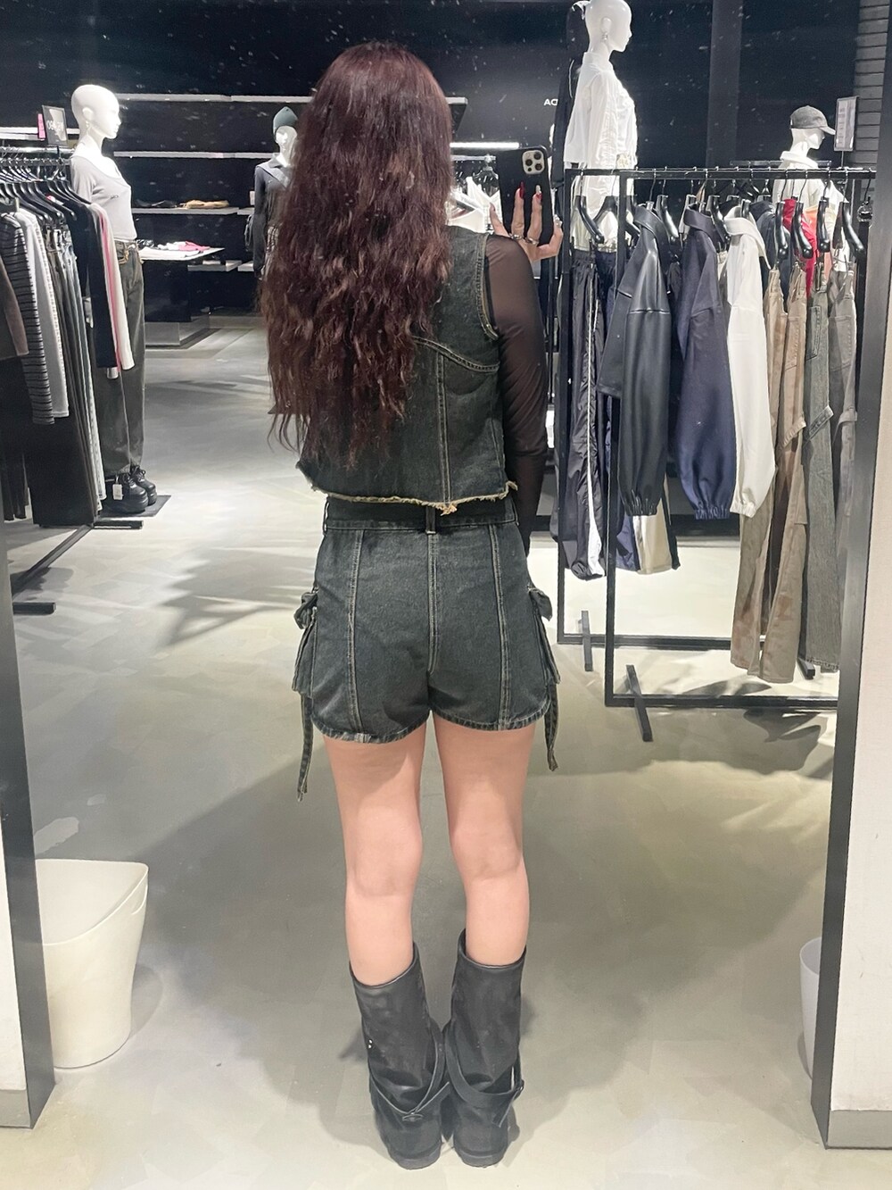 ブラック系のTシャツ/カットソー、ブラック系のTシャツ/カットソー、ブルー系のベストを着用したレディースの春コーディネートの3枚目の写真