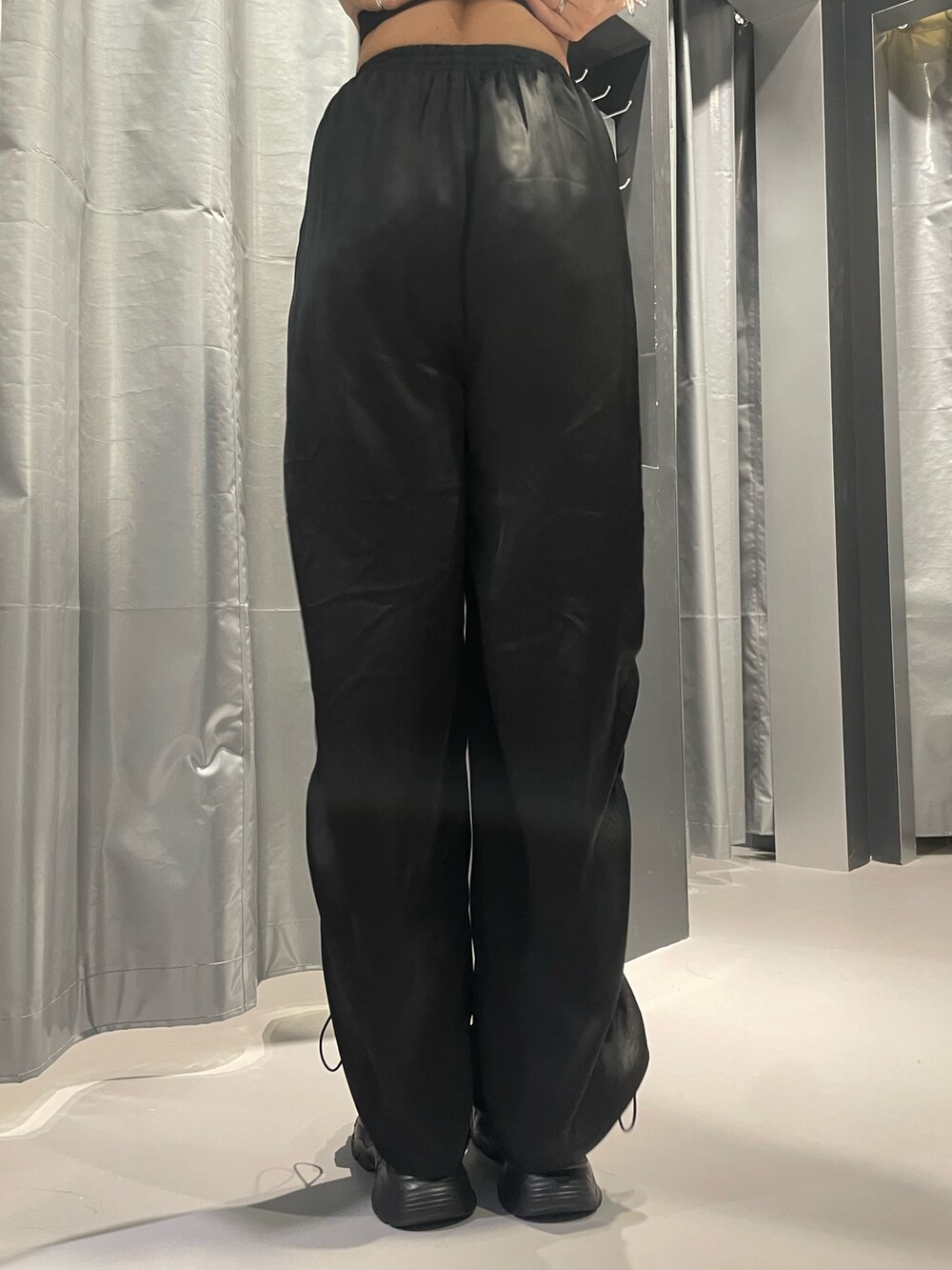 ブラック系のTシャツ/カットソー、ブラック系のハンドバッグ、ブラック系のその他パンツを着用したレディースの春コーディネートの9枚目の写真