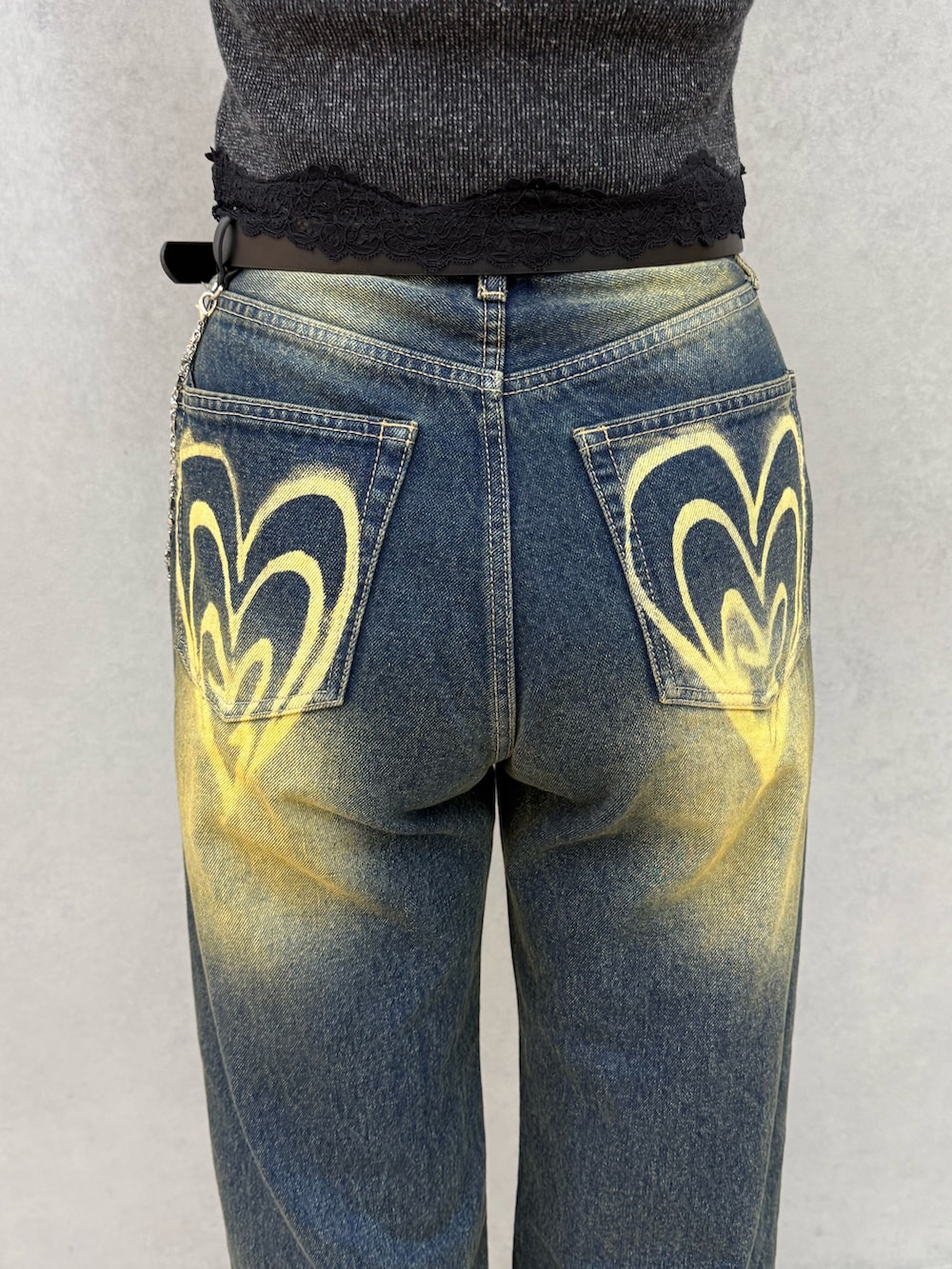 ブラック系のニット/セーター、ブルー系のデニムパンツ、ブラック系のブーツを着用したレディースの冬コーディネートの6枚目の写真