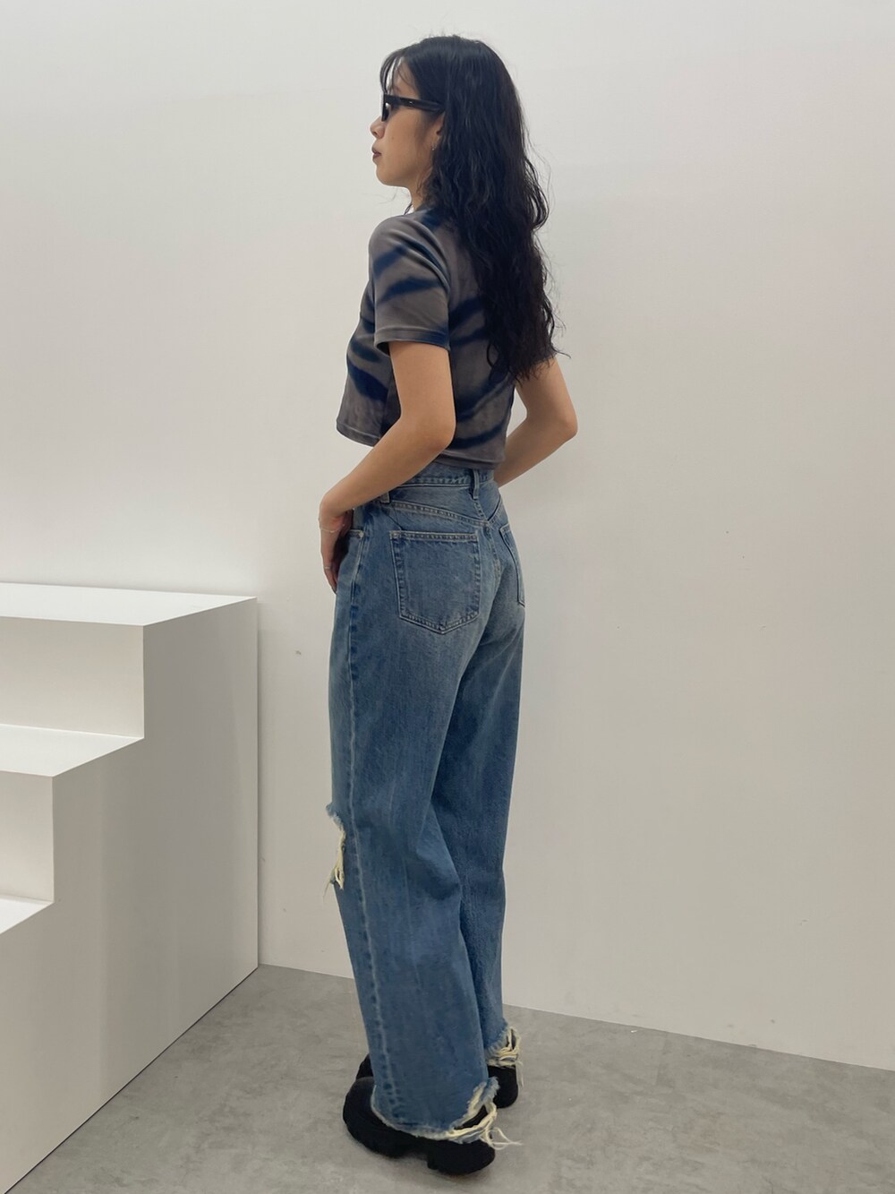 その他のTシャツ/カットソー、ブルー系のデニムパンツ、ブラック系のブーツを着用したレディースの夏コーディネートの2枚目の写真