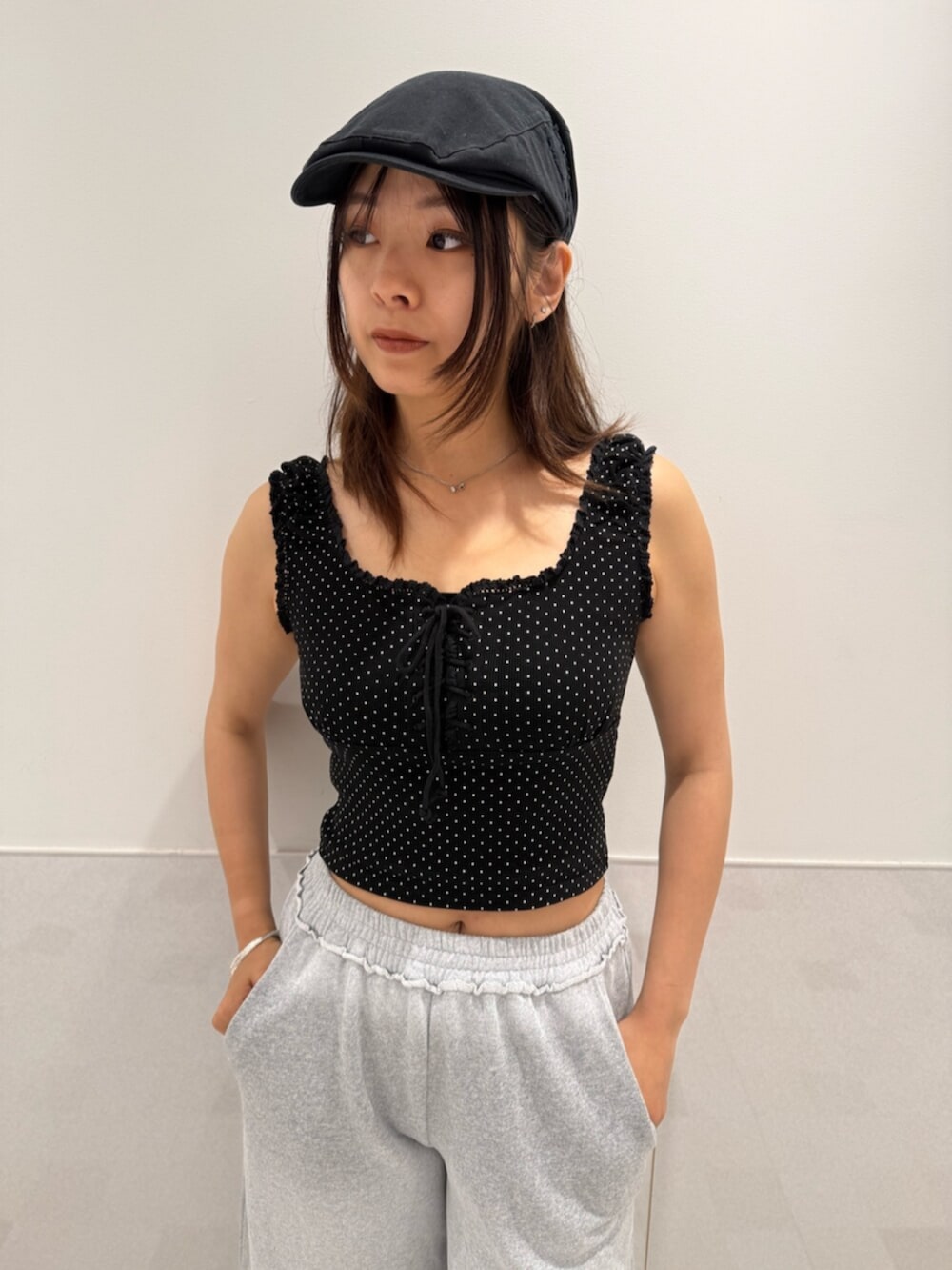 ブラック系のサンダル、その他のタンクトップ、グレー系のスウェットパンツを着用したレディースの夏コーディネートの4枚目の写真