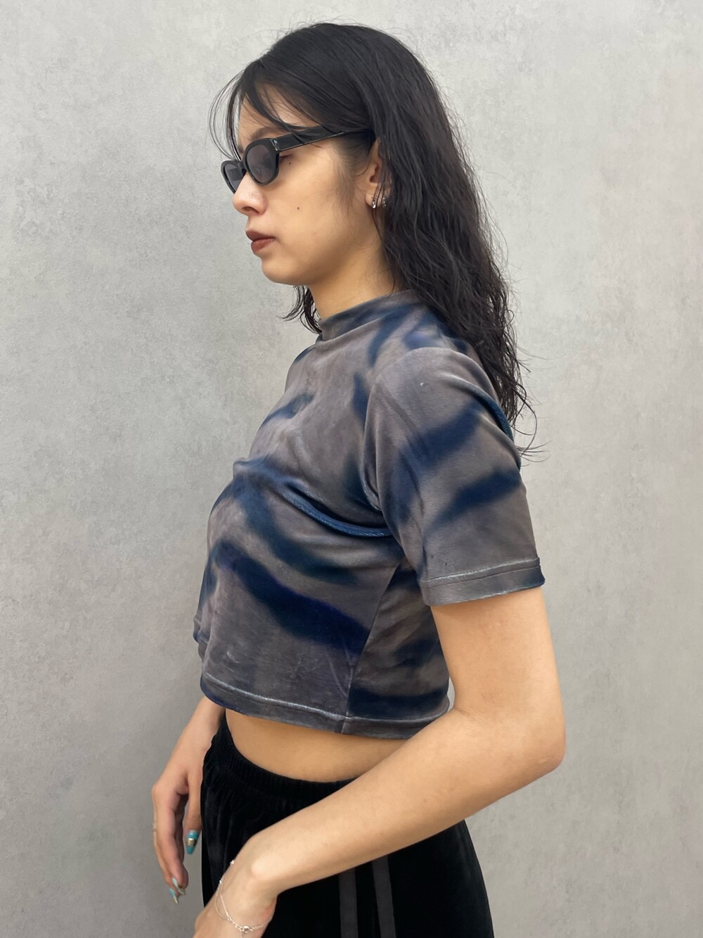 その他のTシャツ/カットソー、ブラック系のその他パンツ、ブラック系のブーツを着用したレディースの夏コーディネートの5枚目の写真