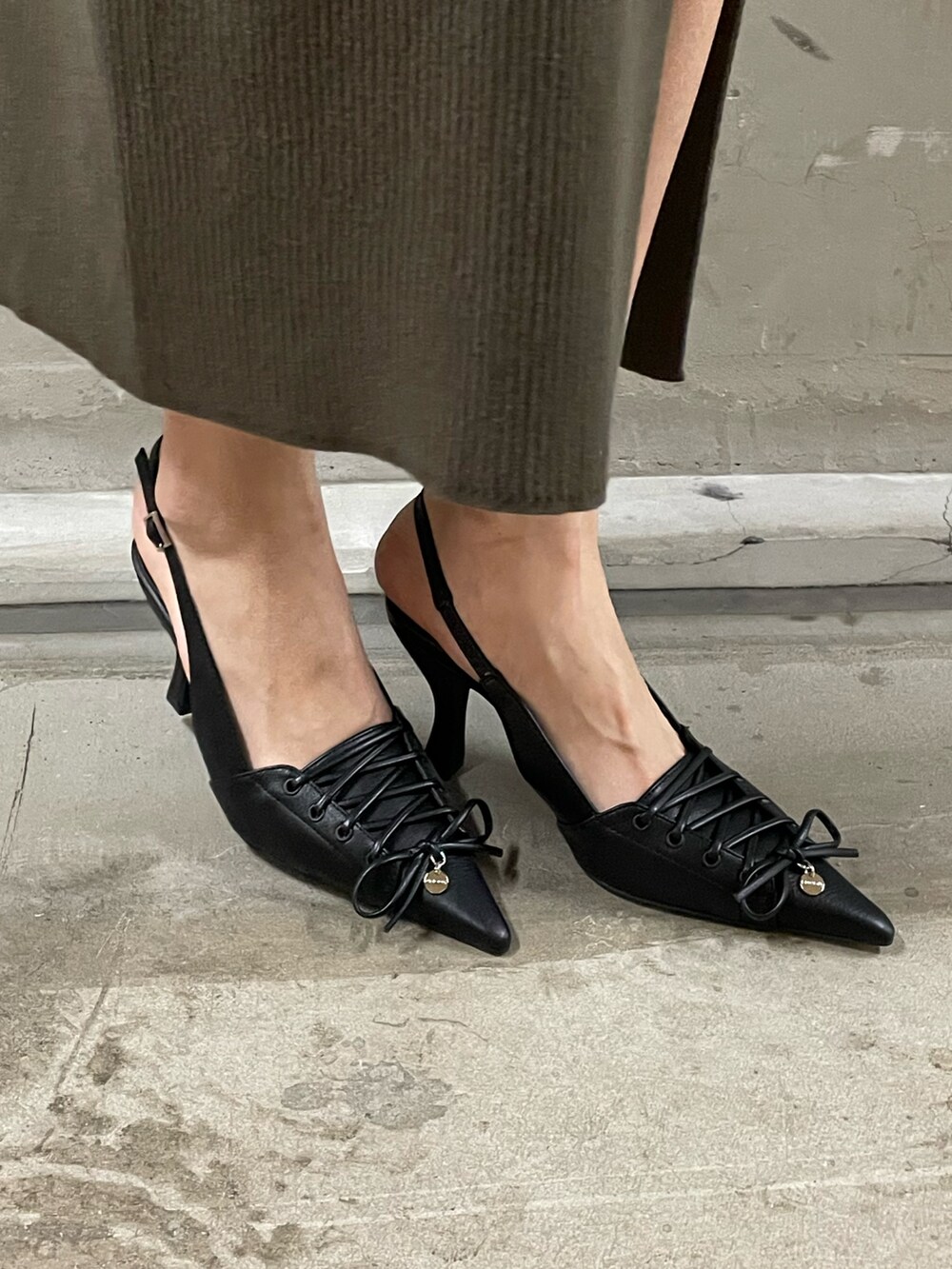 レッド系のTシャツ/カットソー、ブルー系のデニムパンツ、ブラック系のハンドバッグを着用したレディースの春コーディネートの10枚目の写真