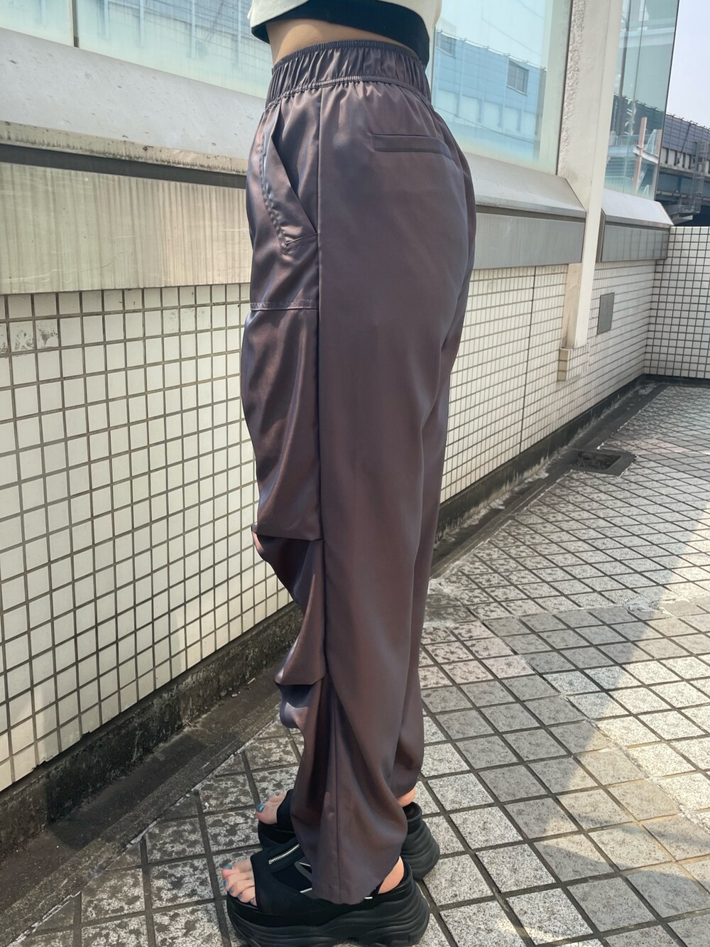 ホワイト系のニット/セーター、ブラック系のTシャツ/カットソー、ブラウン系のその他パンツを着用したレディースの春コーディネートの8枚目の写真