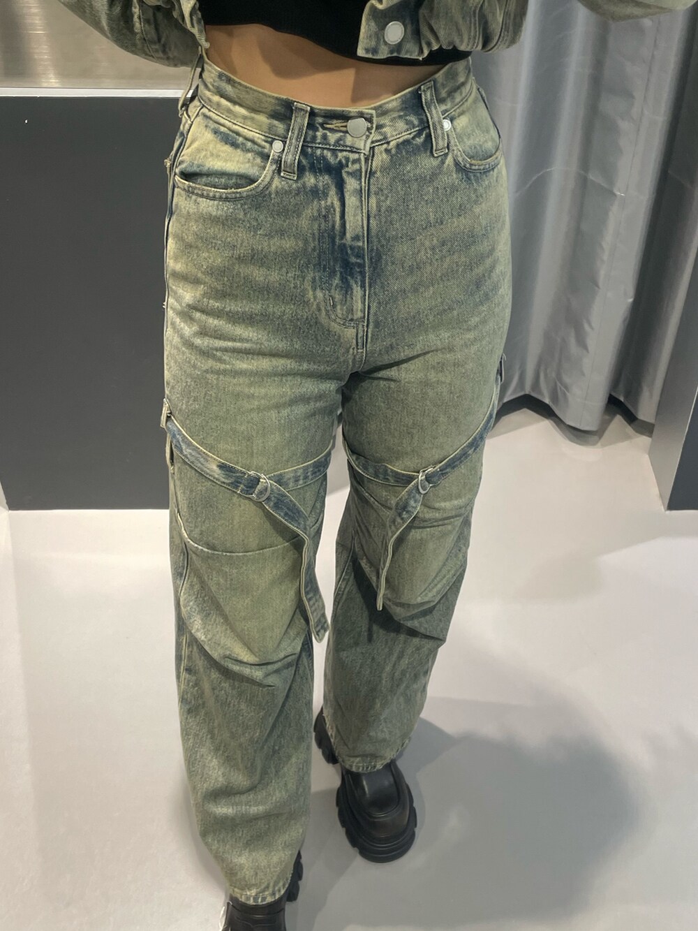 ブラック系のニット/セーター、ブルー系のデニムジャケット、ブルー系のデニムパンツを着用したレディースの冬コーディネートの6枚目の写真