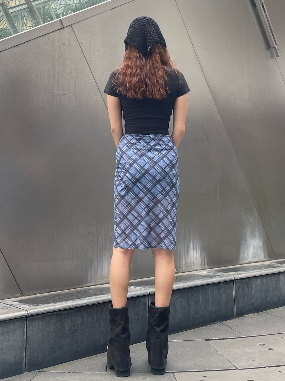 ブラック系のTシャツ/カットソー、ブルー系のスカート、ブラック系のサンダルを着用したレディースの夏コーディネートの3枚目の写真