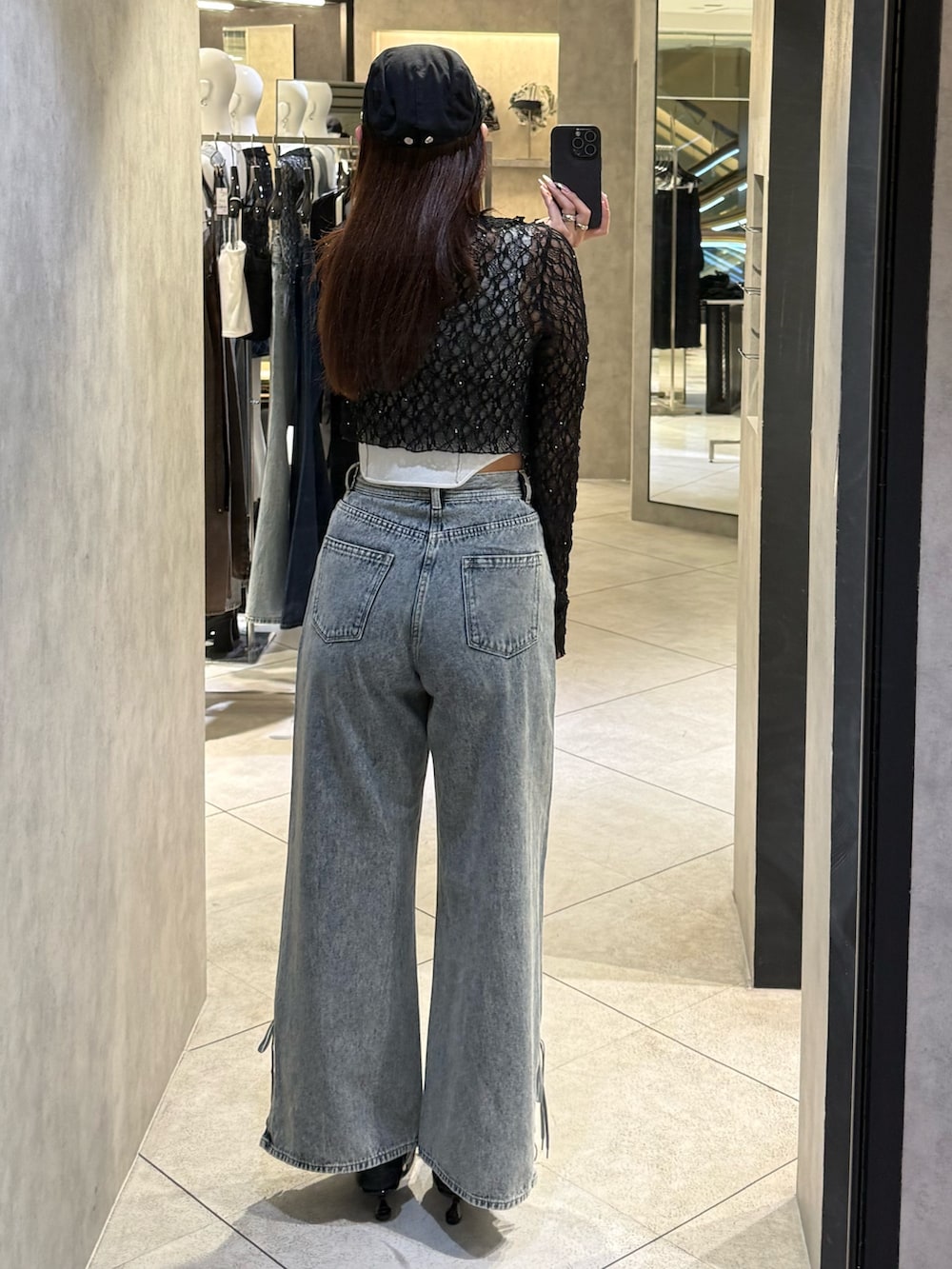 ブラック系のTシャツ/カットソー、ホワイト系のニット/セーター、ブルー系のデニムパンツを着用したレディースの春コーディネートの3枚目の写真