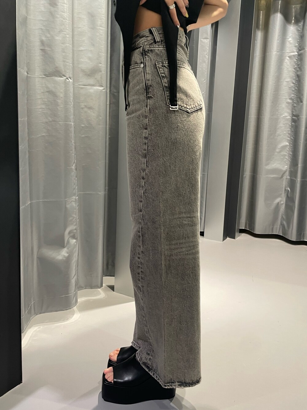 ブラック系のサンダル、ブラック系のTシャツ/カットソー、グレー系のデニムパンツを着用したレディースの春コーディネートの8枚目の写真