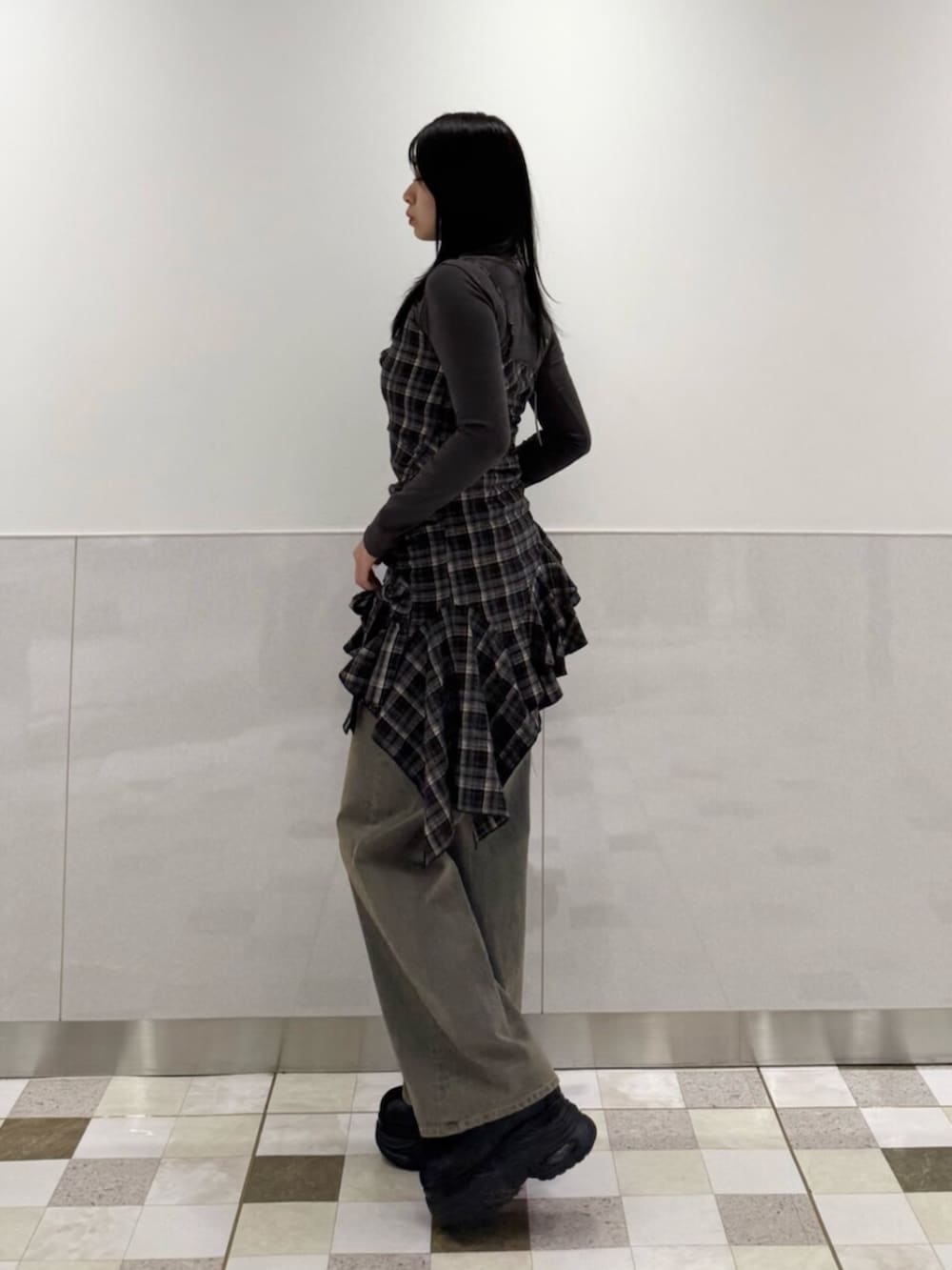 グレー系のTシャツ/カットソー、ブラック系のワンピース、ブラウン系のデニムパンツを着用したレディースの夏コーディネートの2枚目の写真