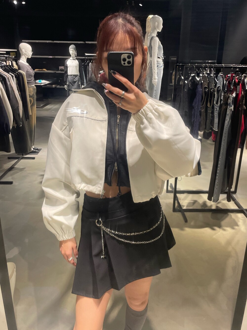 ブラック系のTシャツ/カットソー、ホワイト系のブルゾン、ブラック系のスカートを着用したレディースの春コーディネートの4枚目の写真