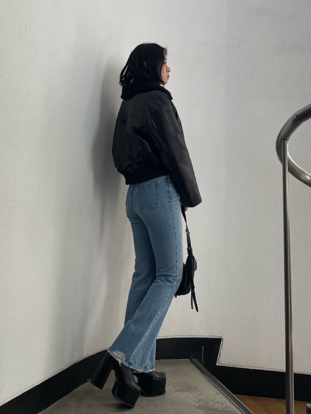 ブラック系のブルゾン、その他のニット/セーター、ブルー系のデニムパンツを着用したレディースの冬コーディネートの2枚目の写真