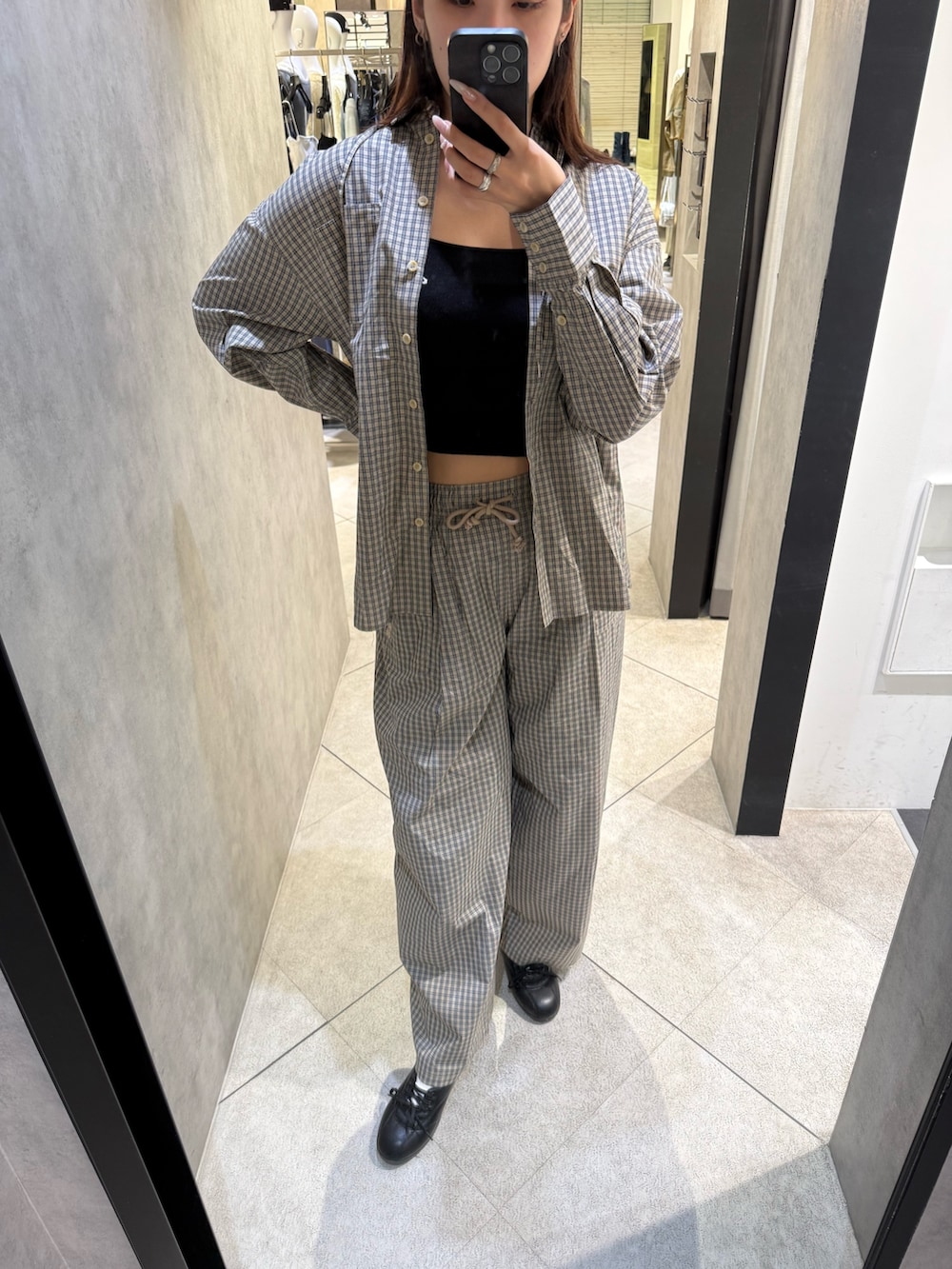 ベージュ系のシャツ/ブラウス、ベージュ系のその他パンツ、ブラック系のスニーカーを着用したレディースの春コーディネートの4枚目の写真