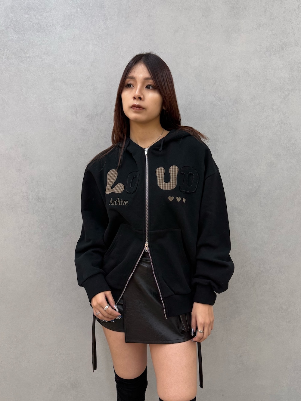 ブルー系のブルゾン、ブラック系のパーカー、ブラック系のその他パンツを着用したレディースの冬コーディネートの5枚目の写真