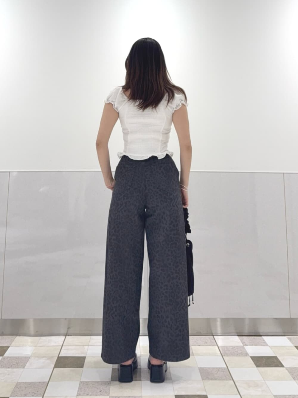 ブラック系のショルダーバッグ、ホワイト系のシャツ/ブラウス、グレー系のその他パンツを着用したレディースの夏コーディネートの3枚目の写真