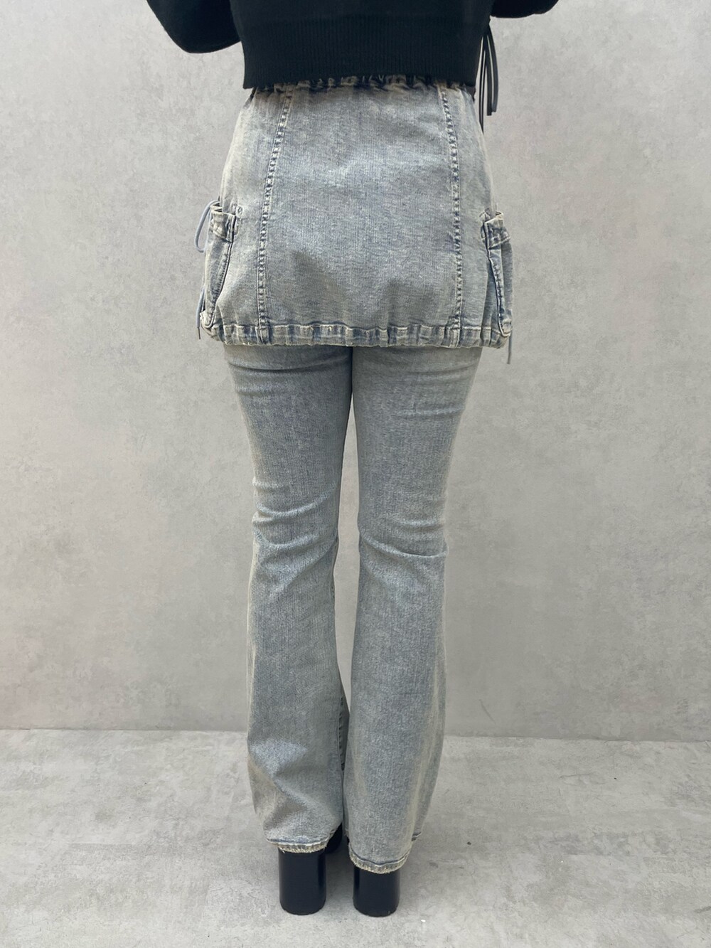 ホワイト系のシャツ/ブラウス、ブルー系のデニムパンツ、ブラック系のショルダーバッグを着用したレディースの夏コーディネートの9枚目の写真