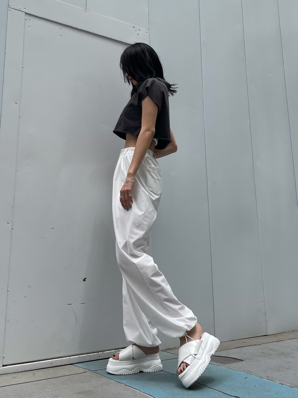 グレー系のTシャツ/カットソー、ホワイト系のその他パンツ、ホワイト系のサンダルを着用したレディースの夏コーディネートの2枚目の写真