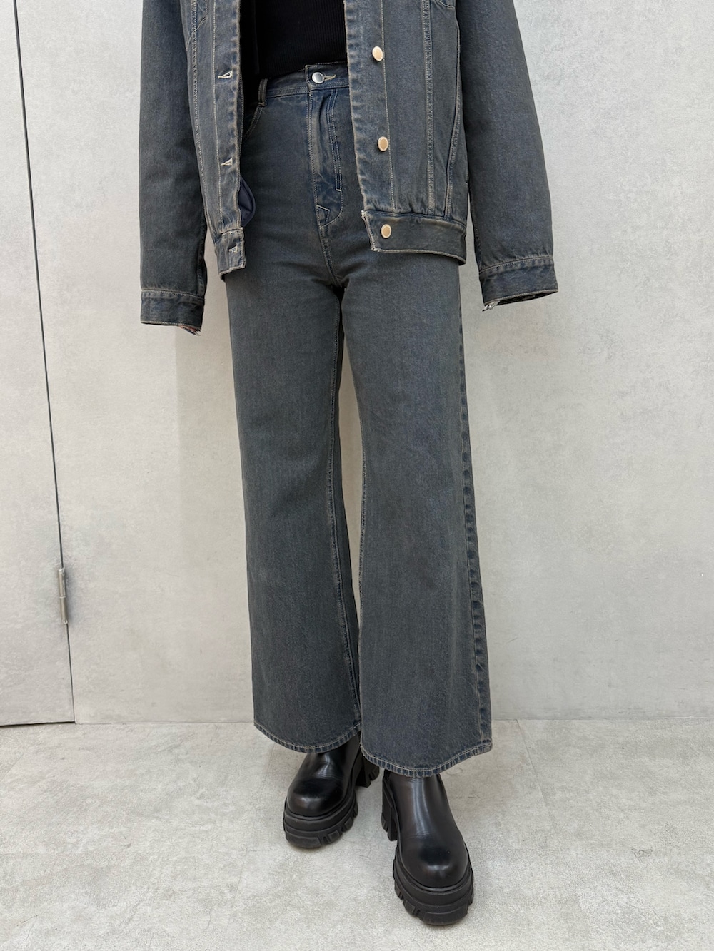 ブラック系のニット/セーター、ブルー系のブルゾン、ブルー系のデニムパンツを着用したレディースの冬コーディネートの5枚目の写真