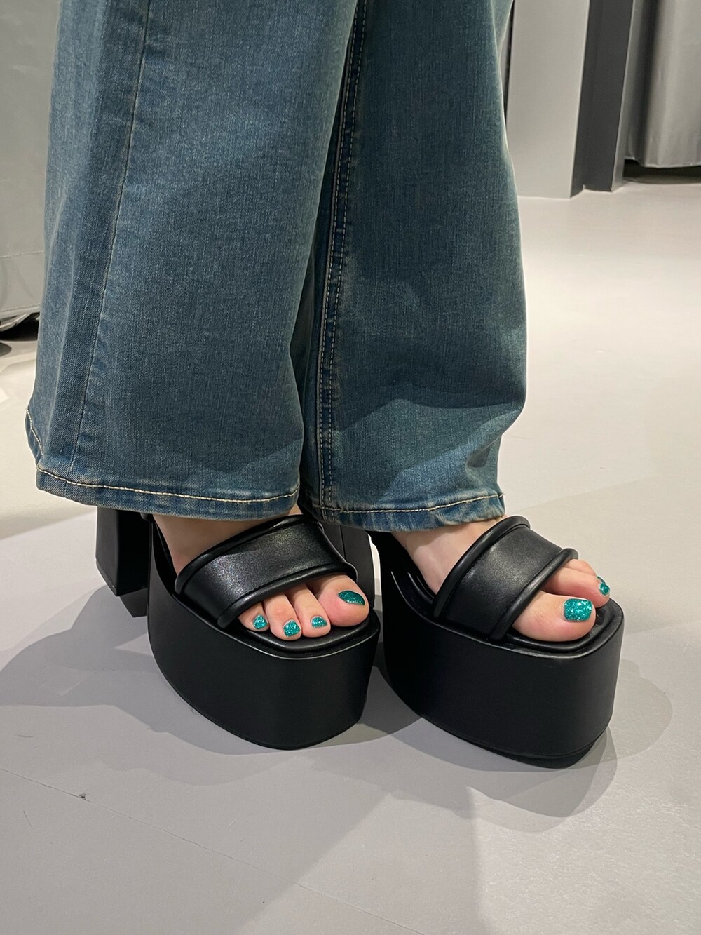 ブラック系のシャツ/ブラウス、ブラック系のデニムパンツ、ブラック系のサンダルを着用したレディースの夏コーディネートの7枚目の写真