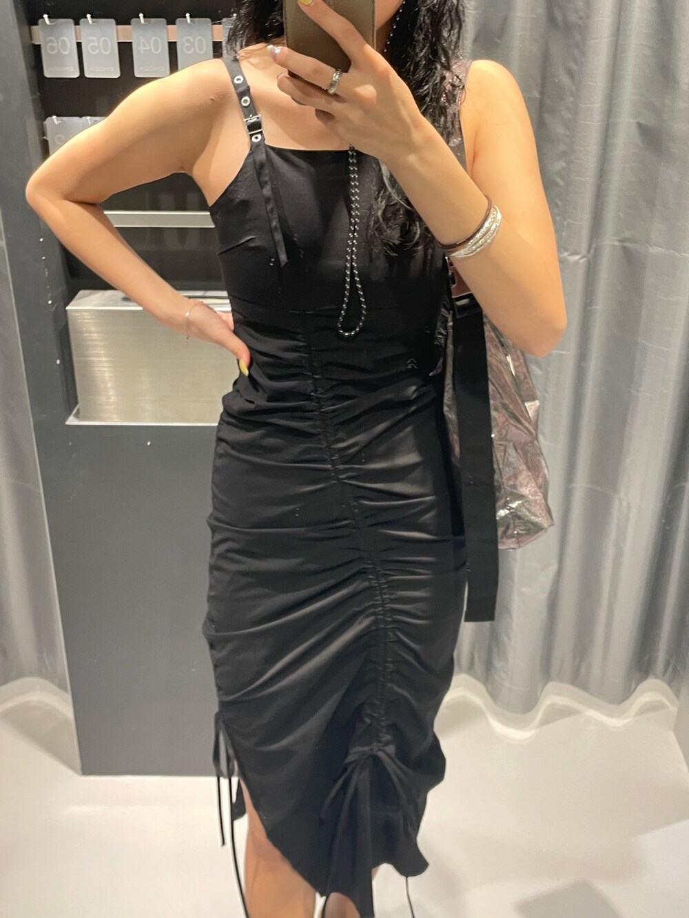 ブラック系のワンピース、グレー系のハンドバッグ、ブラック系のサンダルを着用したレディースの春コーディネートの6枚目の写真