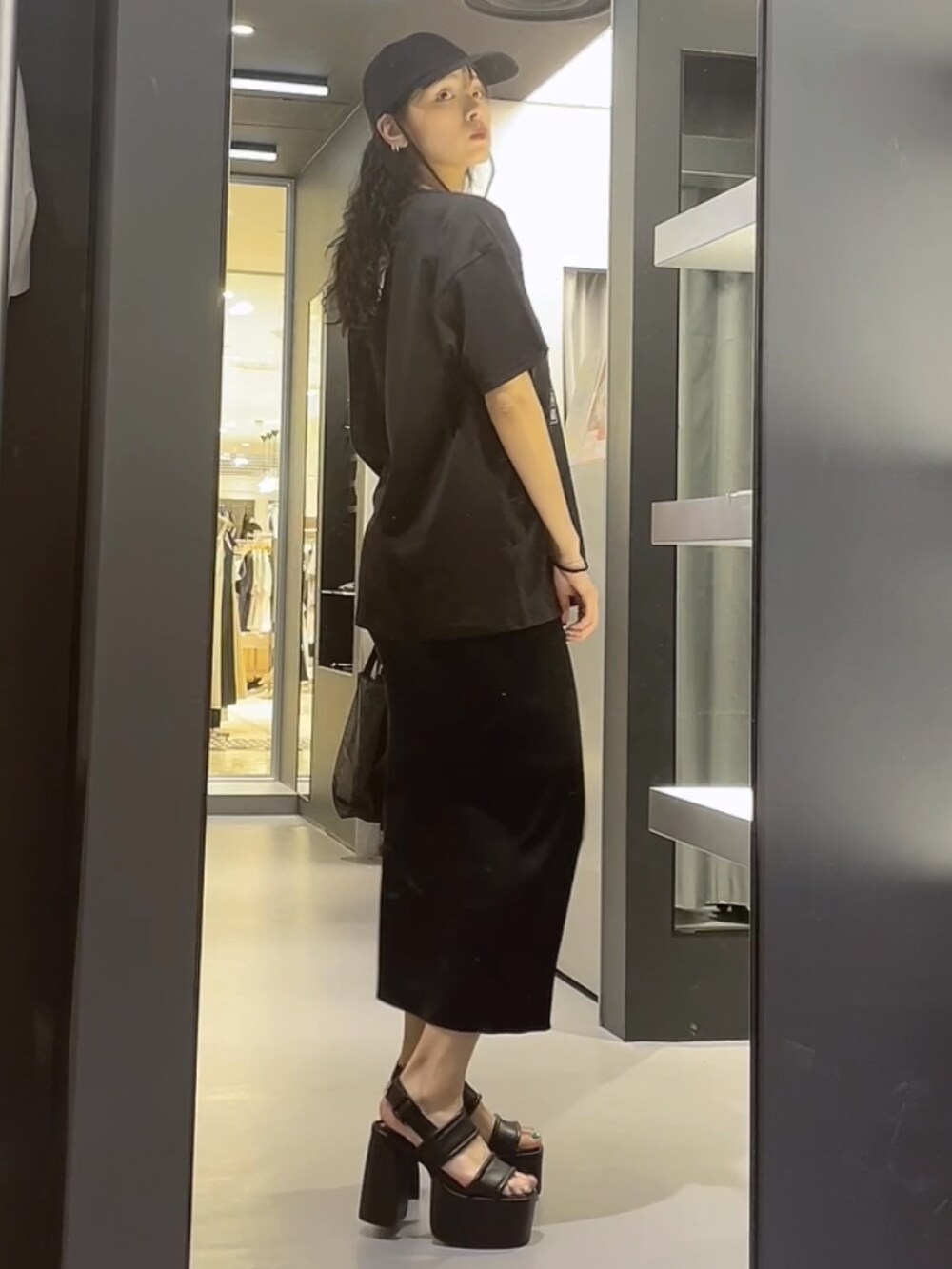 ブラック系のTシャツ/カットソー、ブラック系のワンピース、ブラック系のサンダルを着用したレディースの夏コーディネートの2枚目の写真