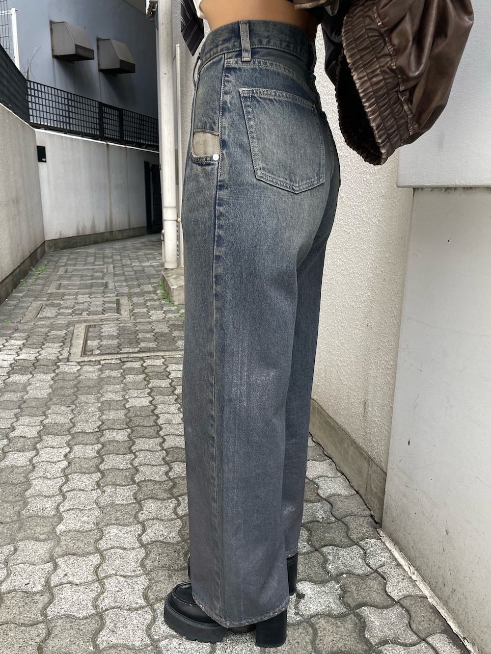 ホワイト系のシャツ/ブラウス、ブラウン系のブルゾン、ブルー系のデニムパンツを着用したレディースの秋コーディネートの8枚目の写真