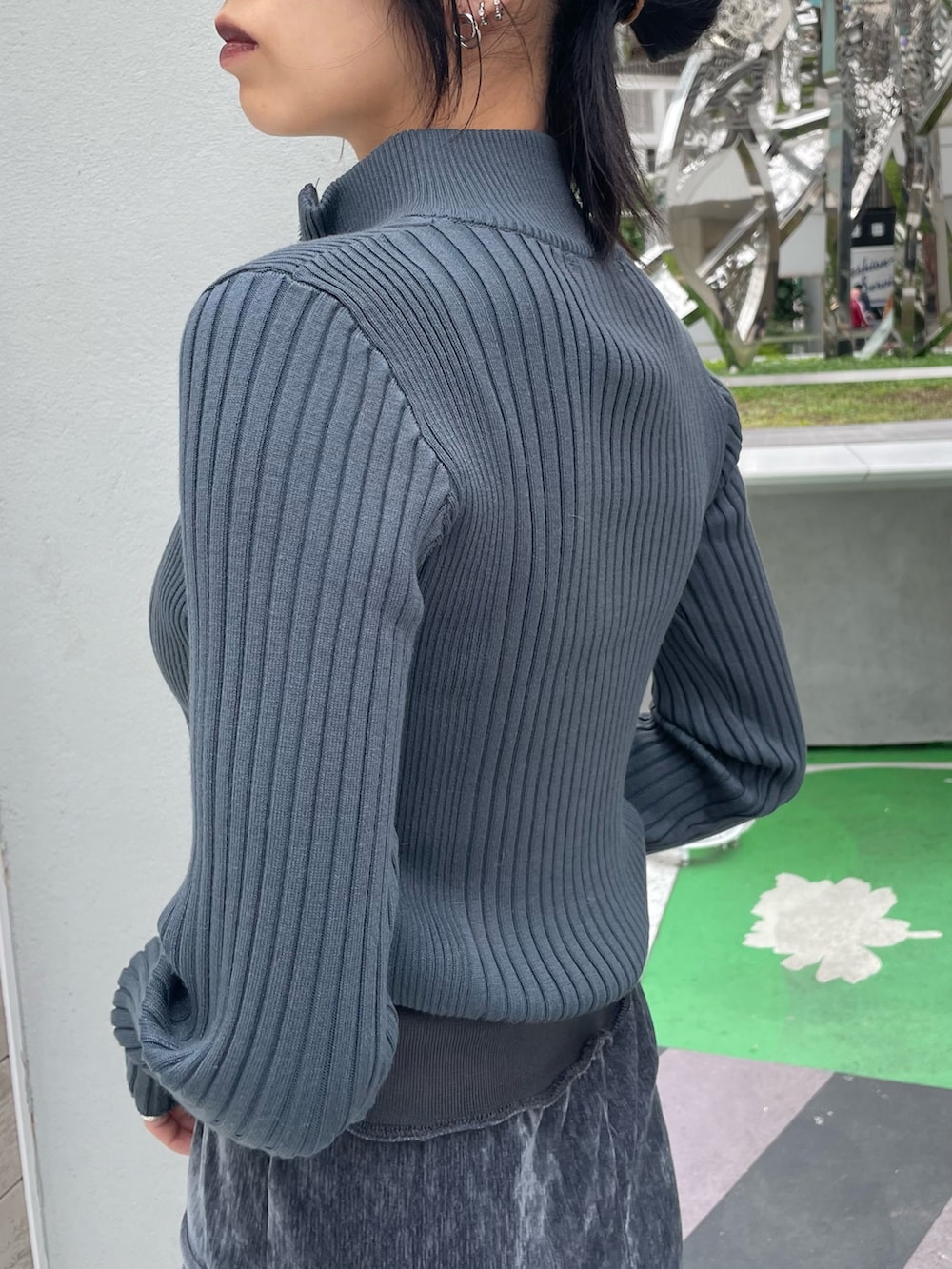 グレー系のベスト、その他のニット/セーター、グレー系のスカートを着用したレディースの秋コーディネートの9枚目の写真