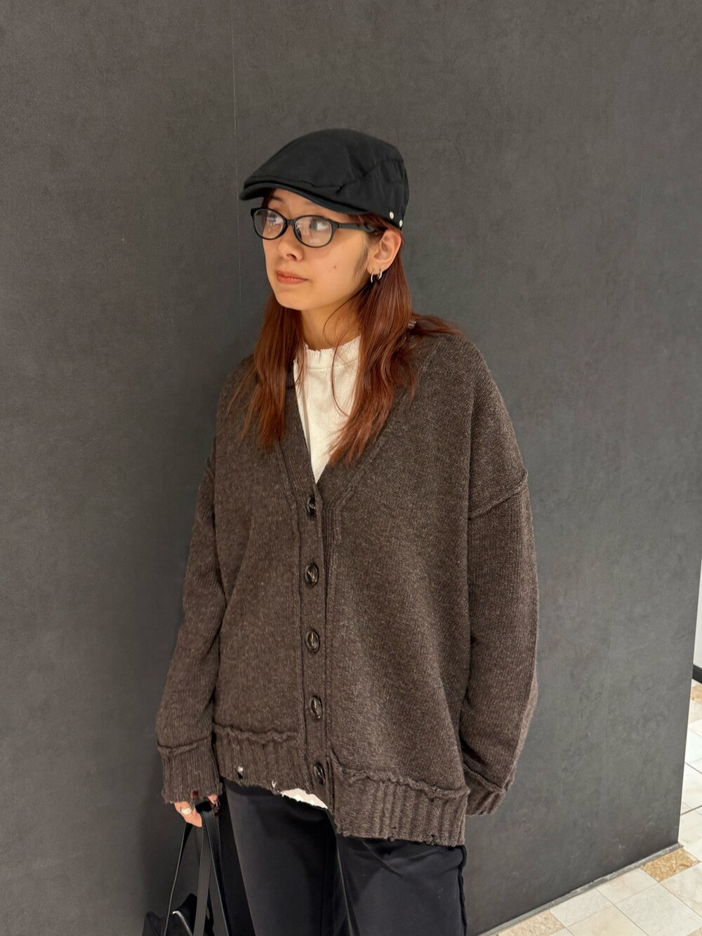 ホワイト系のTシャツ/カットソー、ブラウン系のカーディガン/ボレロ、ブラック系のスウェットパンツを着用したレディースの秋コーディネートの4枚目の写真