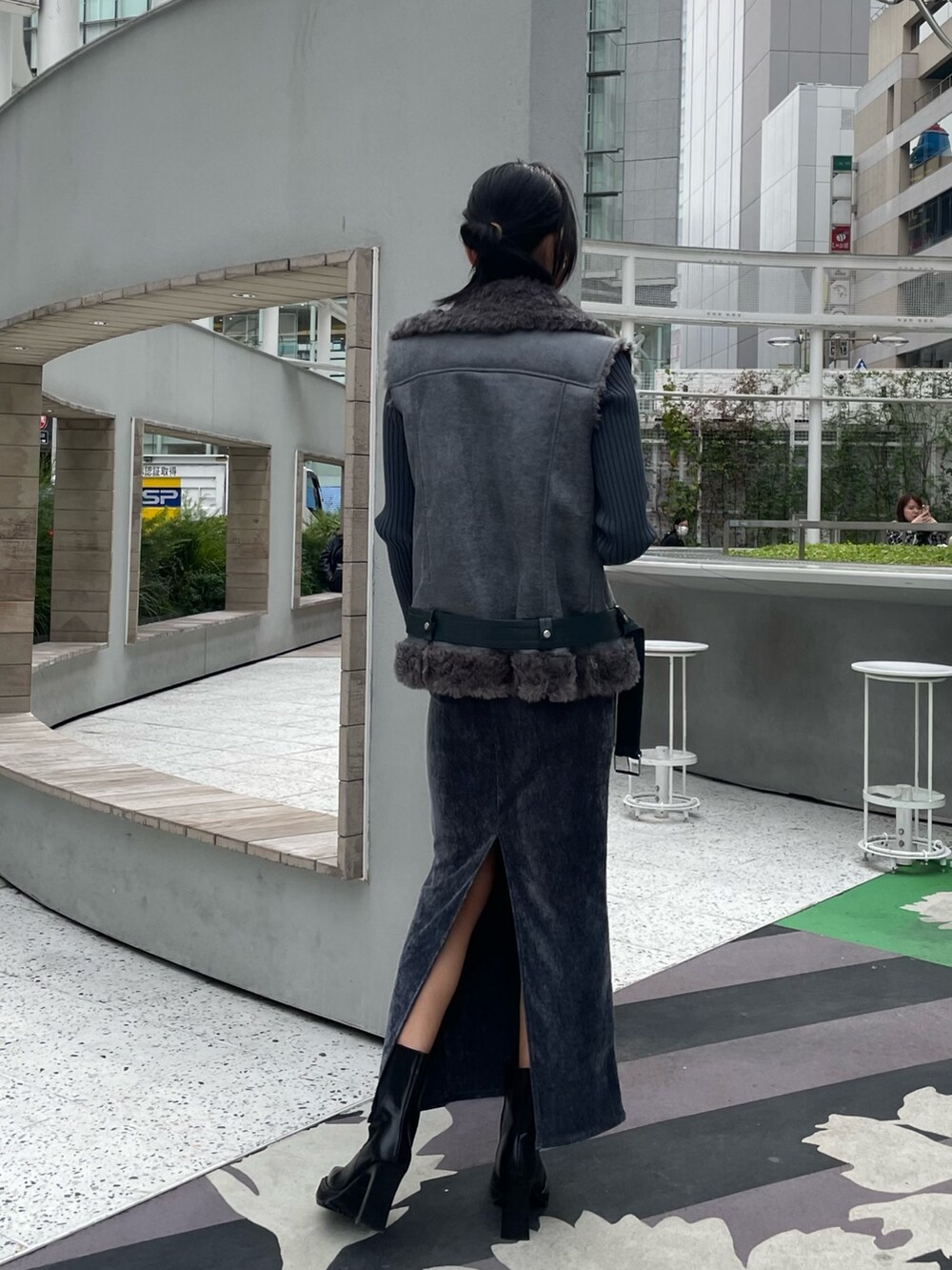 グレー系のベスト、その他のニット/セーター、グレー系のスカートを着用したレディースの秋コーディネートの3枚目の写真