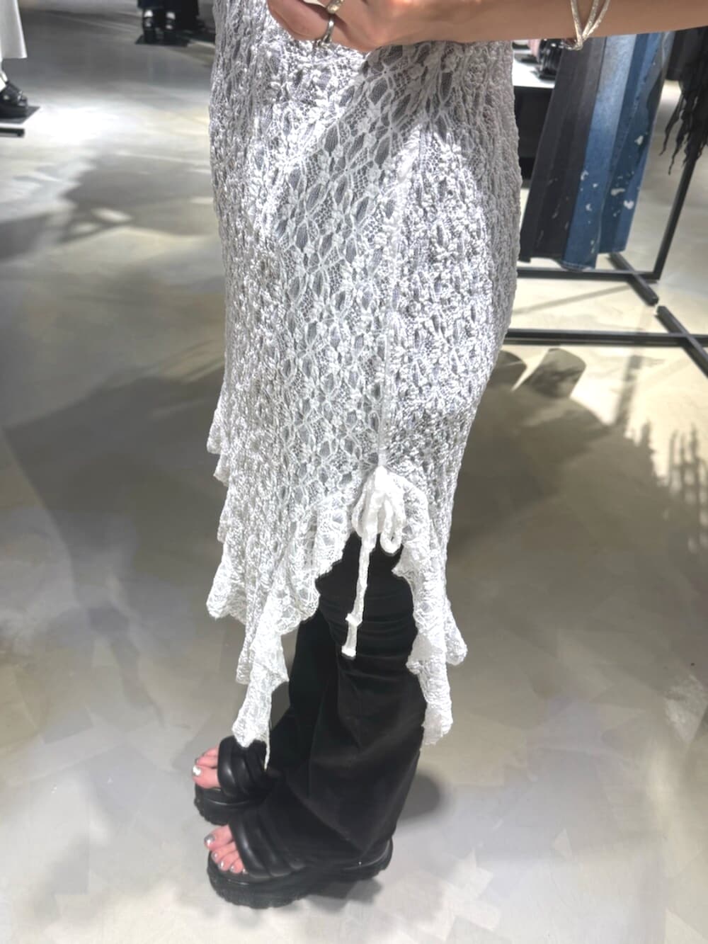 ブラック系のデニムパンツ、ブラック系のニット/セーター、ブラック系のサンダルを着用したレディースの夏コーディネートの7枚目の写真