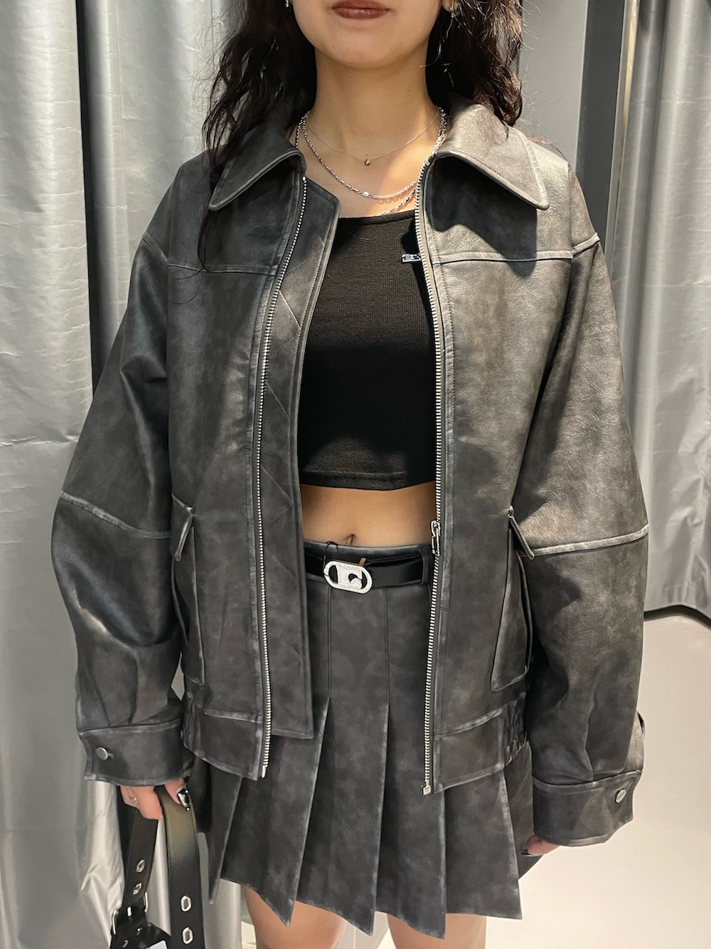 「EMODA、y2k、カジュアルコーデ、モノトーンコーデ、モノトーン、海外系ファッション、高身長コーデ、高身長女子、セットアップ、レザー、ブルゾン、プリーツスカート、ロンT、レザースカート、サイドゴアブーツ」|「EMODAのボックスEマークネックレス(ネックレス、シルバー系)」を使った、菅谷レイナさん(レディース・168cm)の夏コーディネートの4枚目の写真
