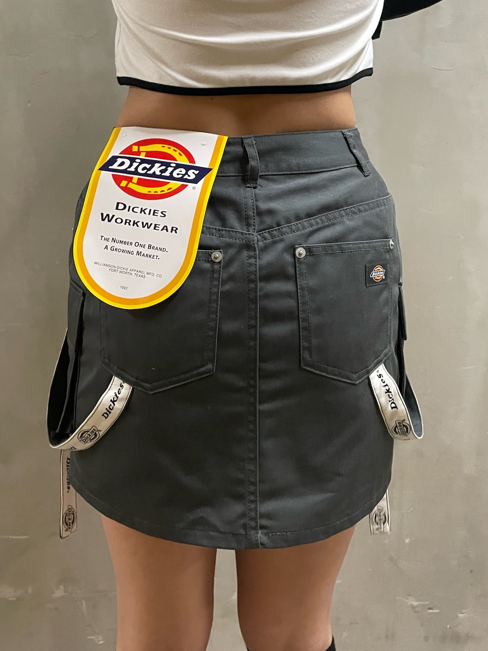 ブラック系のハンドバッグ、ホワイト系のTシャツ/カットソー、グレー系のスカートを着用したレディースの春コーディネートの9枚目の写真