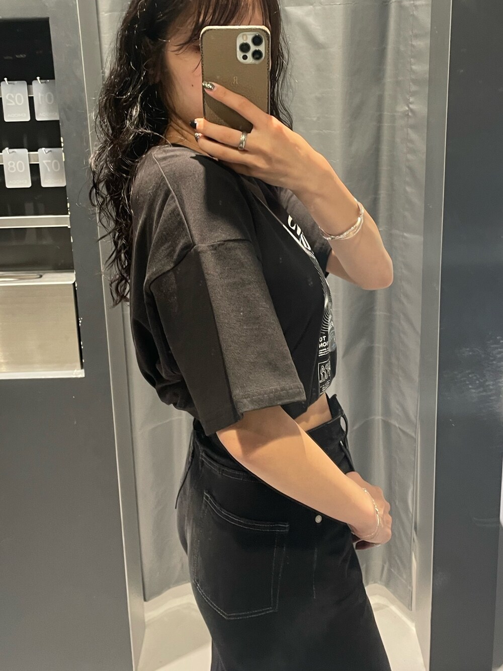 ブラック系のTシャツ/カットソー、ブラック系のデニムパンツ、ブラック系のサンダルを着用したレディースの夏コーディネートの5枚目の写真