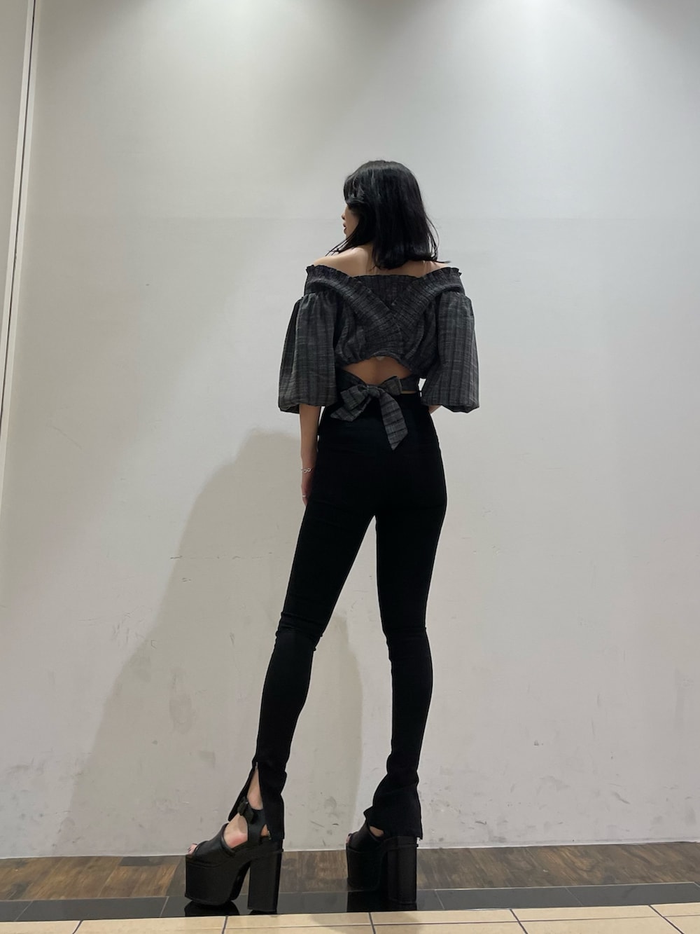 ブラック系のTシャツ/カットソー、ブラック系のデニムパンツ、ブラック系のサンダルを着用したレディースの夏コーディネートの3枚目の写真