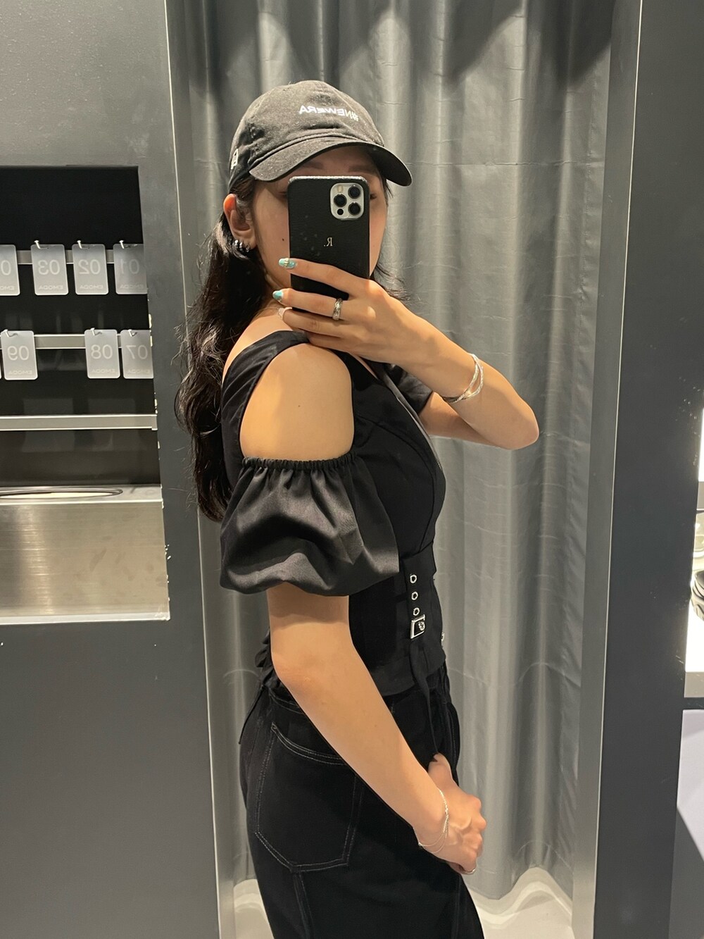 ブラック系のTシャツ/カットソー、グレー系のスカート、ブラック系のサンダルを着用したレディースの夏コーディネートの5枚目の写真