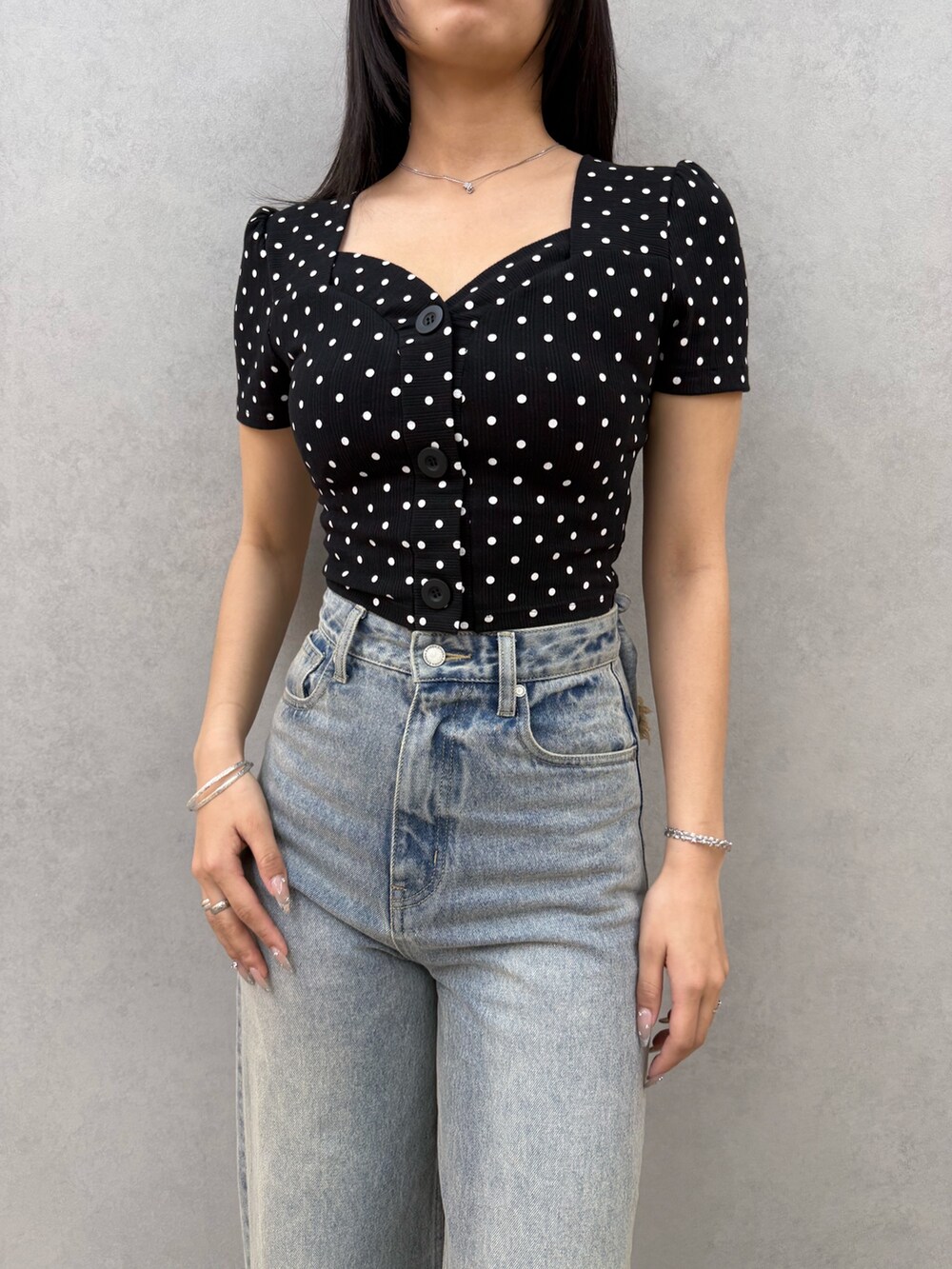 その他のTシャツ/カットソー、ブルー系のデニムパンツ、ブラック系のサンダルを着用したレディースの春コーディネートの4枚目の写真