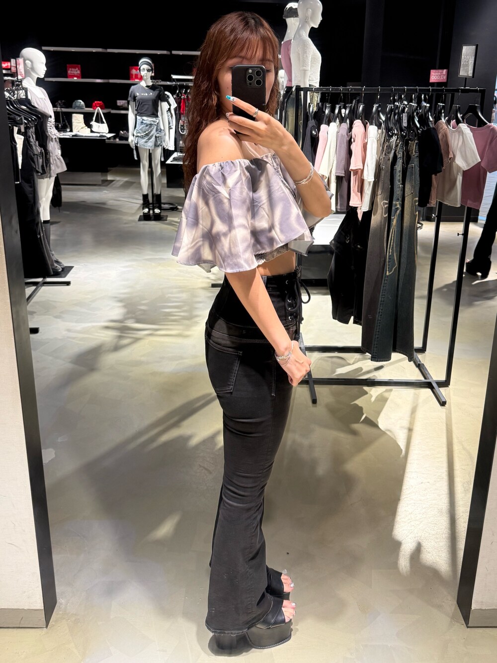 ベージュ系のTシャツ/カットソー、ブラック系のデニムパンツ、ブラック系のサンダルを着用したレディースの夏コーディネートの2枚目の写真