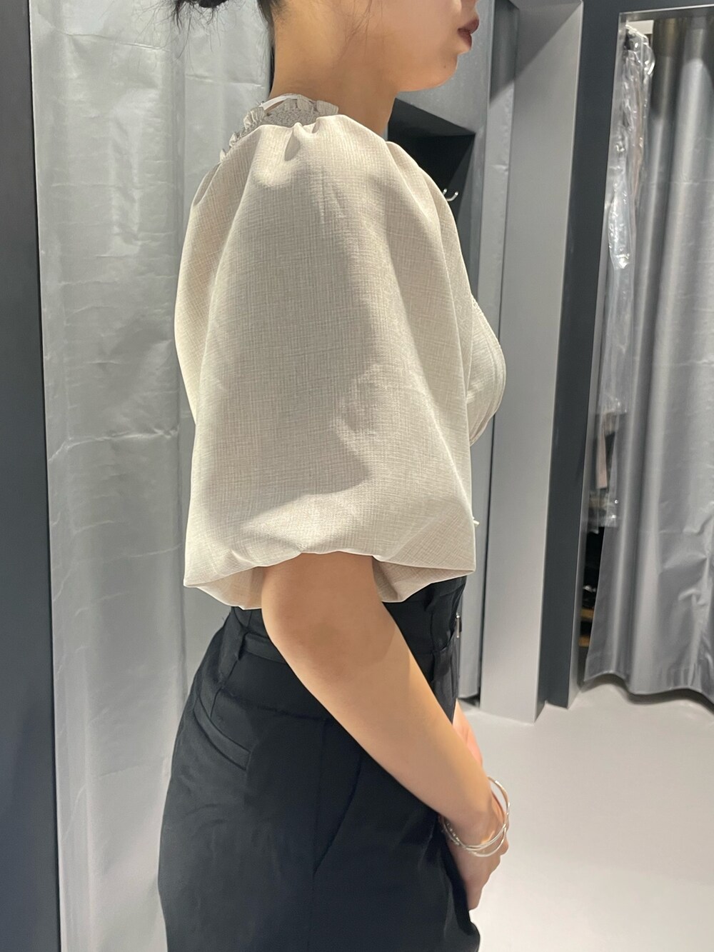 ベージュ系のTシャツ/カットソー、ブラック系のその他パンツ、ブラック系のサンダルを着用したレディースの夏コーディネートの5枚目の写真