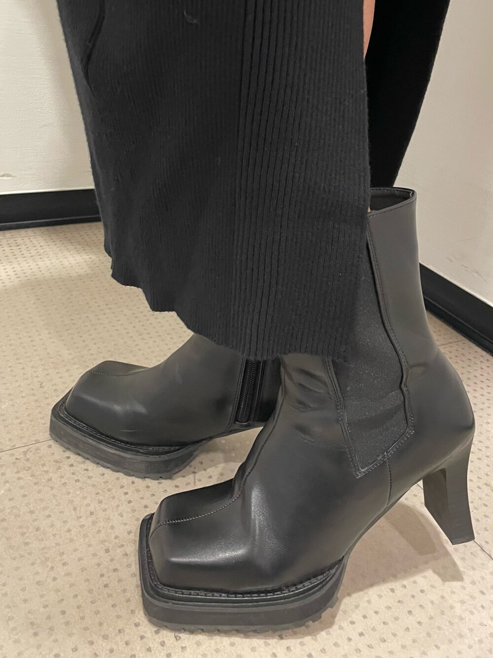 ブラック系のダウンベスト、ブルー系のTシャツ/カットソー、ブラック系のその他パンツを着用したレディースの秋コーディネートの10枚目の写真