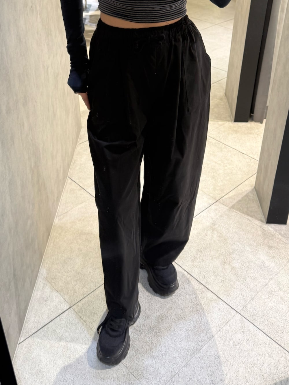 ブルー系のTシャツ/カットソー、ブラック系のその他パンツ、ブラック系のスニーカーを着用したレディースの春コーディネートの6枚目の写真