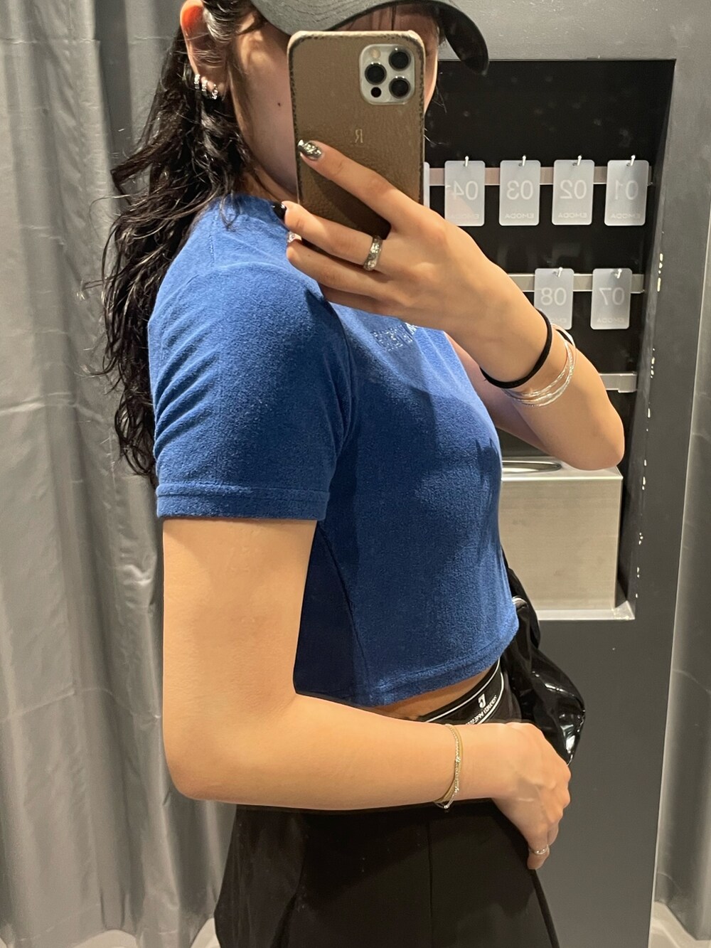 ブルー系のTシャツ/カットソー、ブラック系のデニムパンツ、ブラック系のサンダルを着用したレディースの夏コーディネートの5枚目の写真