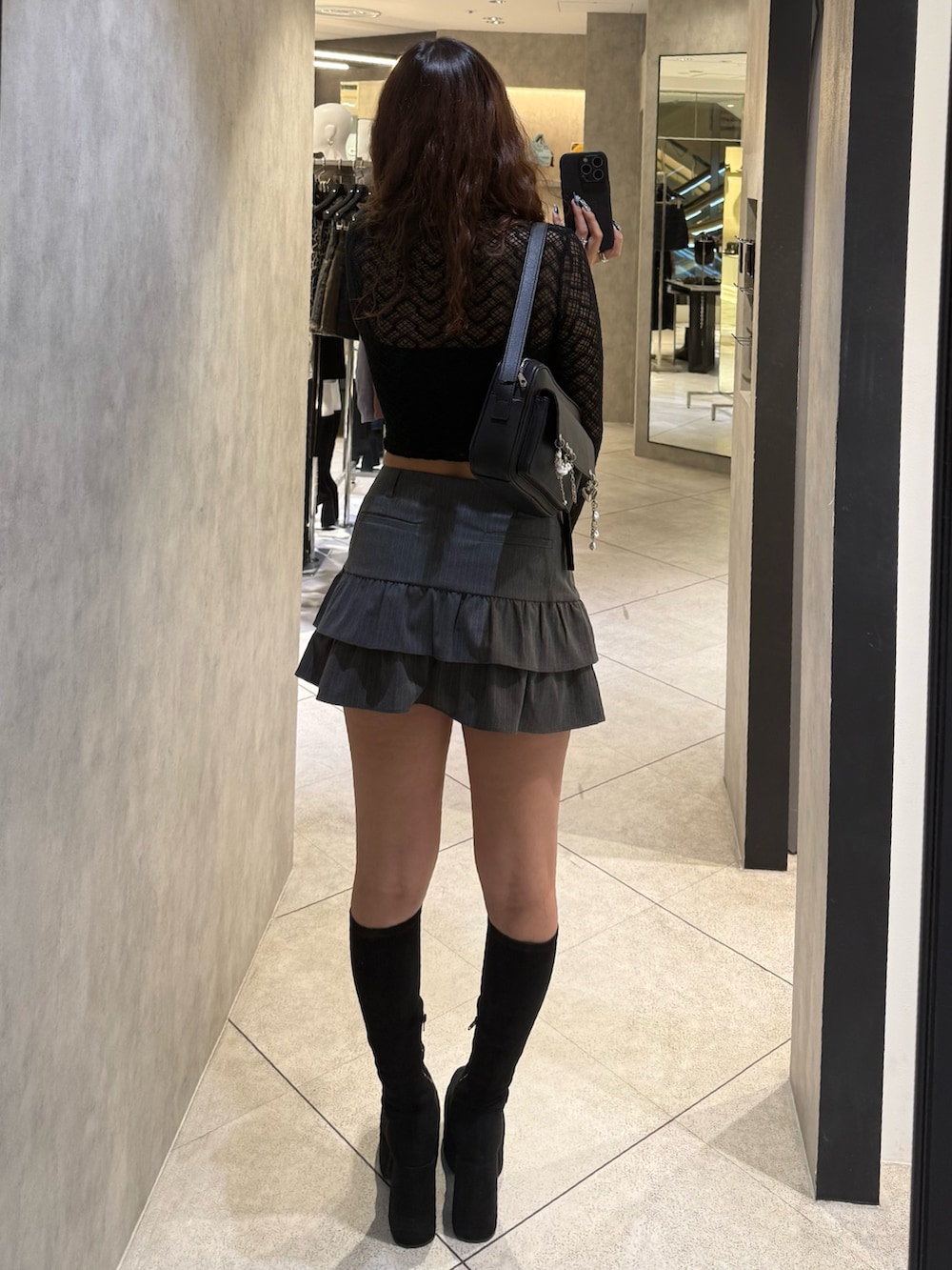 ブラック系のTシャツ/カットソー、ブラック系のハンドバッグ、ブラック系のキャミソールを着用したレディースの秋コーディネートの3枚目の写真