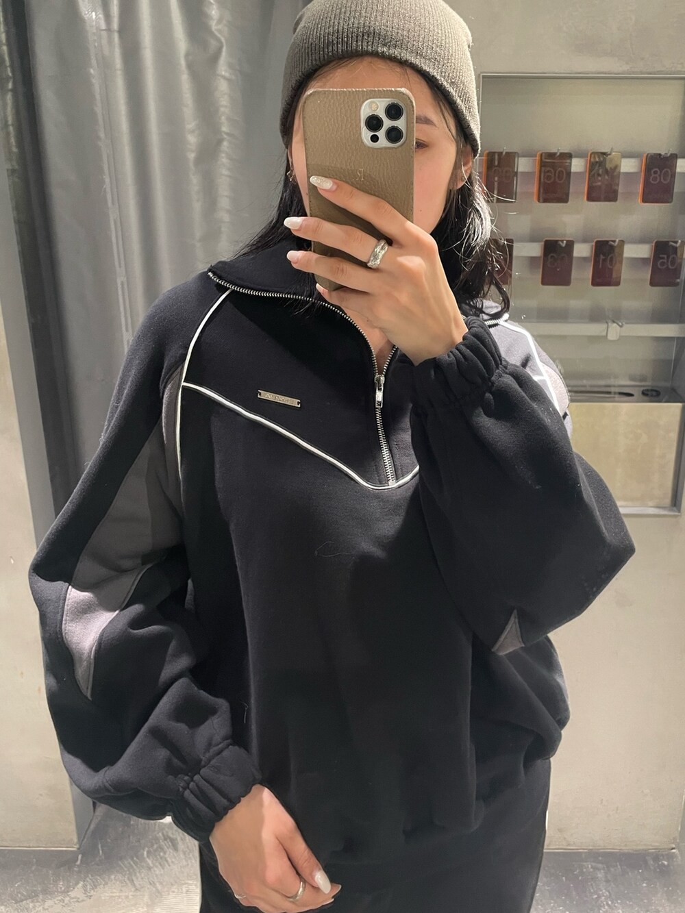 ブラック系のTシャツ/カットソー、ブラック系のスラックス、グレー系のブーツを着用したレディースの冬コーディネートの3枚目の写真