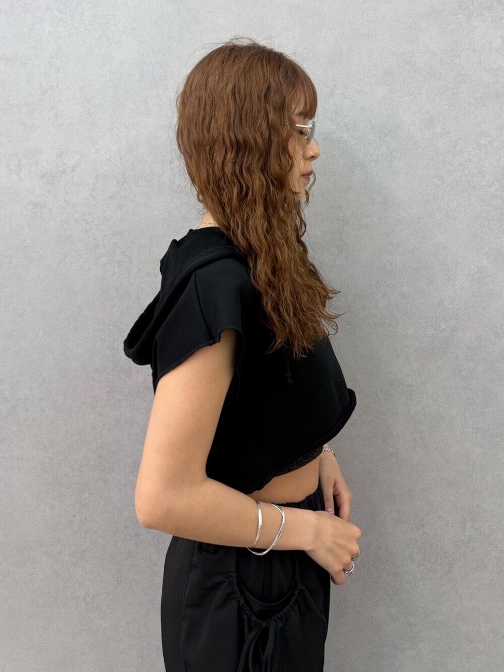 ブラック系のTシャツ/カットソー、ブラック系のサンダル、ブラック系のTシャツ/カットソーを着用したレディースの夏コーディネートの5枚目の写真