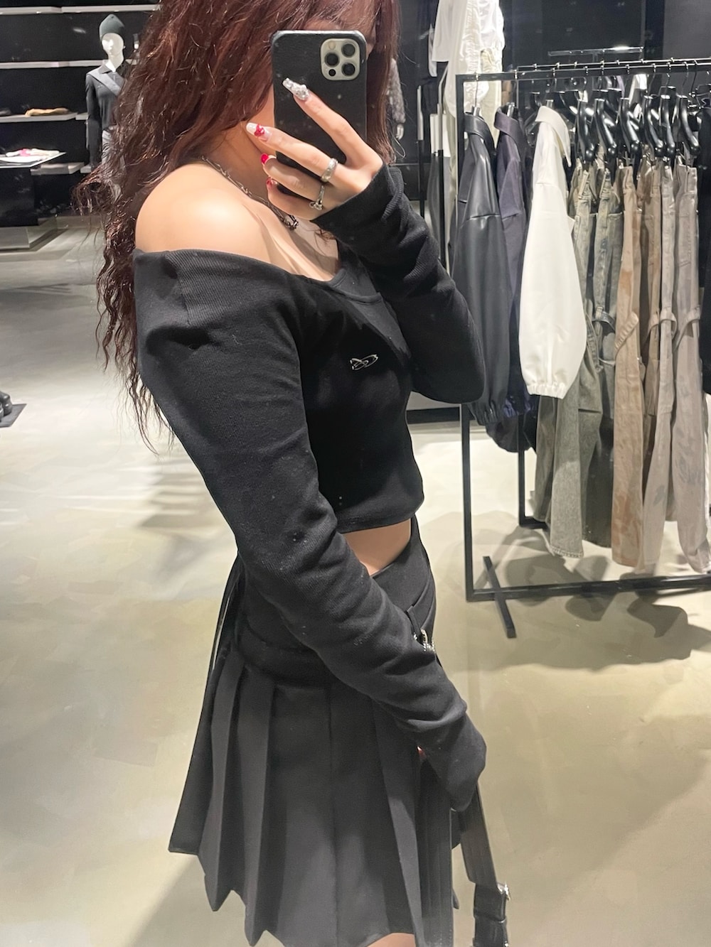 ブラック系のTシャツ/カットソー、ブラック系のブルゾン、ブラック系のショルダーバッグを着用したレディースの春コーディネートの7枚目の写真