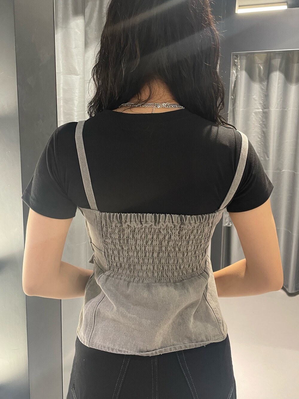 ブラック系のTシャツ/カットソー、グレー系のキャミソール、ブラック系のデニムパンツを着用したレディースの夏コーディネートの6枚目の写真