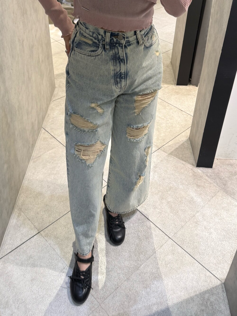 ブルー系のデニムパンツ、ブラック系のスニーカー、ピンク系のニット/セーターを着用したレディースの春コーディネートの5枚目の写真