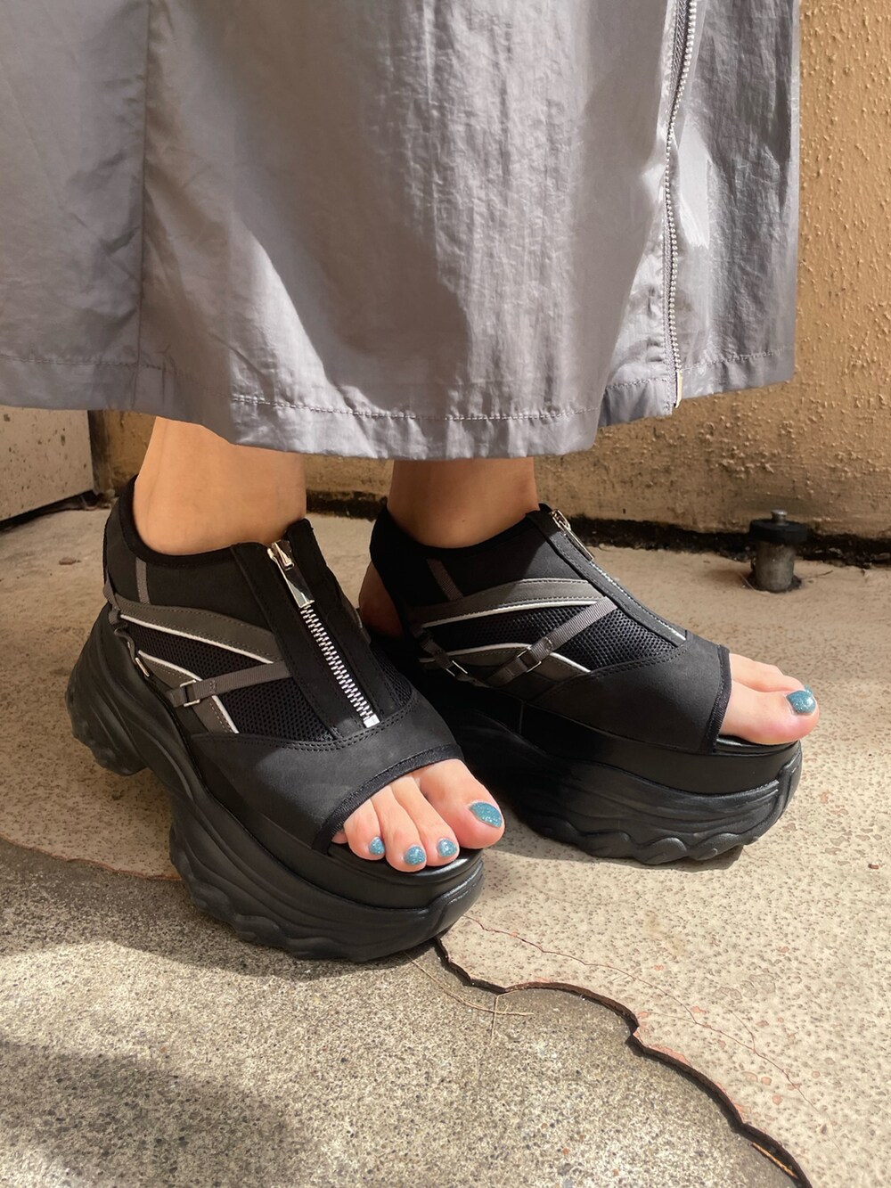 ブラック系のTシャツ/カットソー、グレー系のワンピース、ブラック系のサンダルを着用したレディースの春コーディネートの9枚目の写真