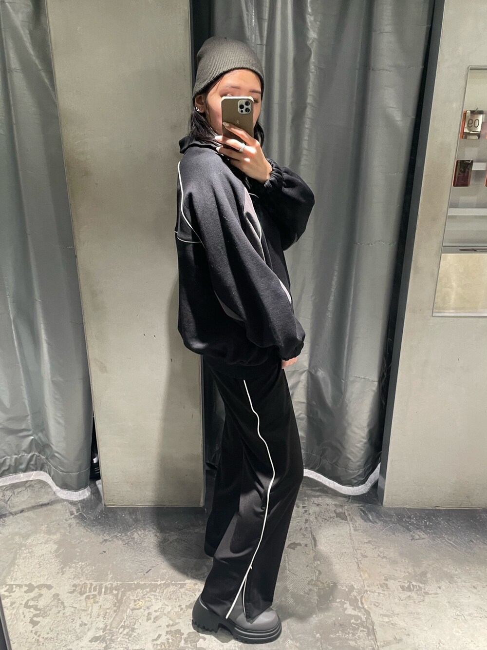 ブラック系のTシャツ/カットソー、ブラック系のスラックス、グレー系のブーツを着用したレディースの冬コーディネートの2枚目の写真